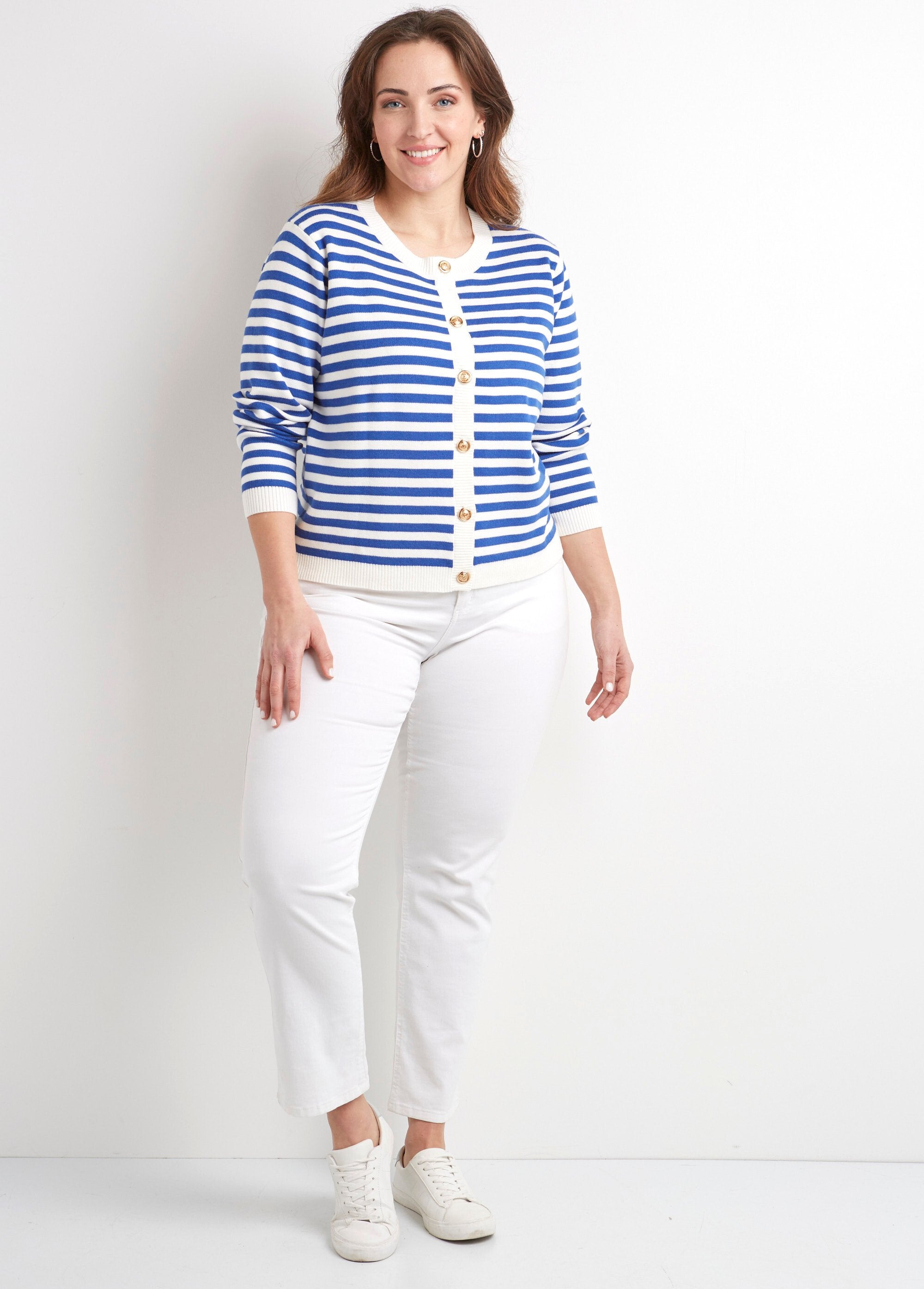 Kort_vest_met_gestreepte_ronde_hals_en_knoopsluiting_Raye_bleu_SF1_curvy