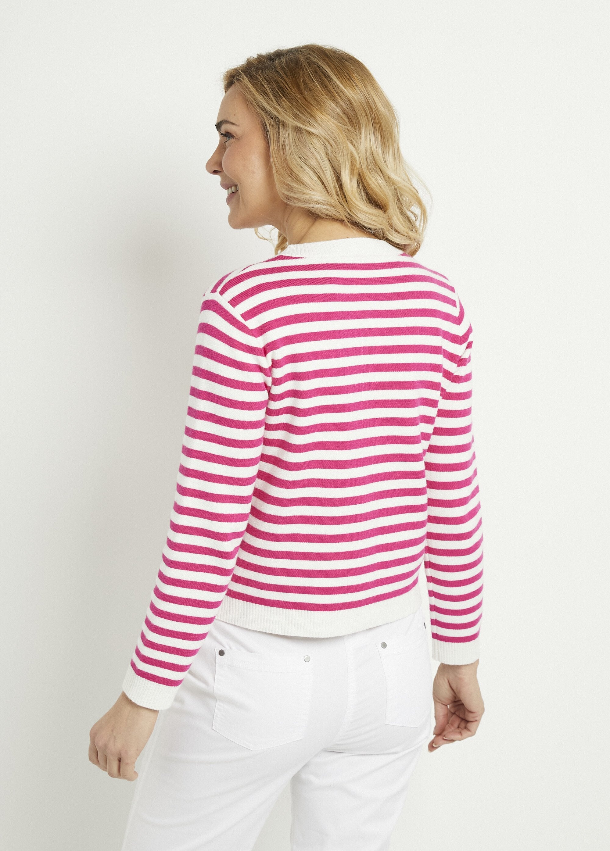 Kort_vest_met_gestreepte_ronde_hals_en_knoopsluiting_Raye_fuchsia_DO1_slim