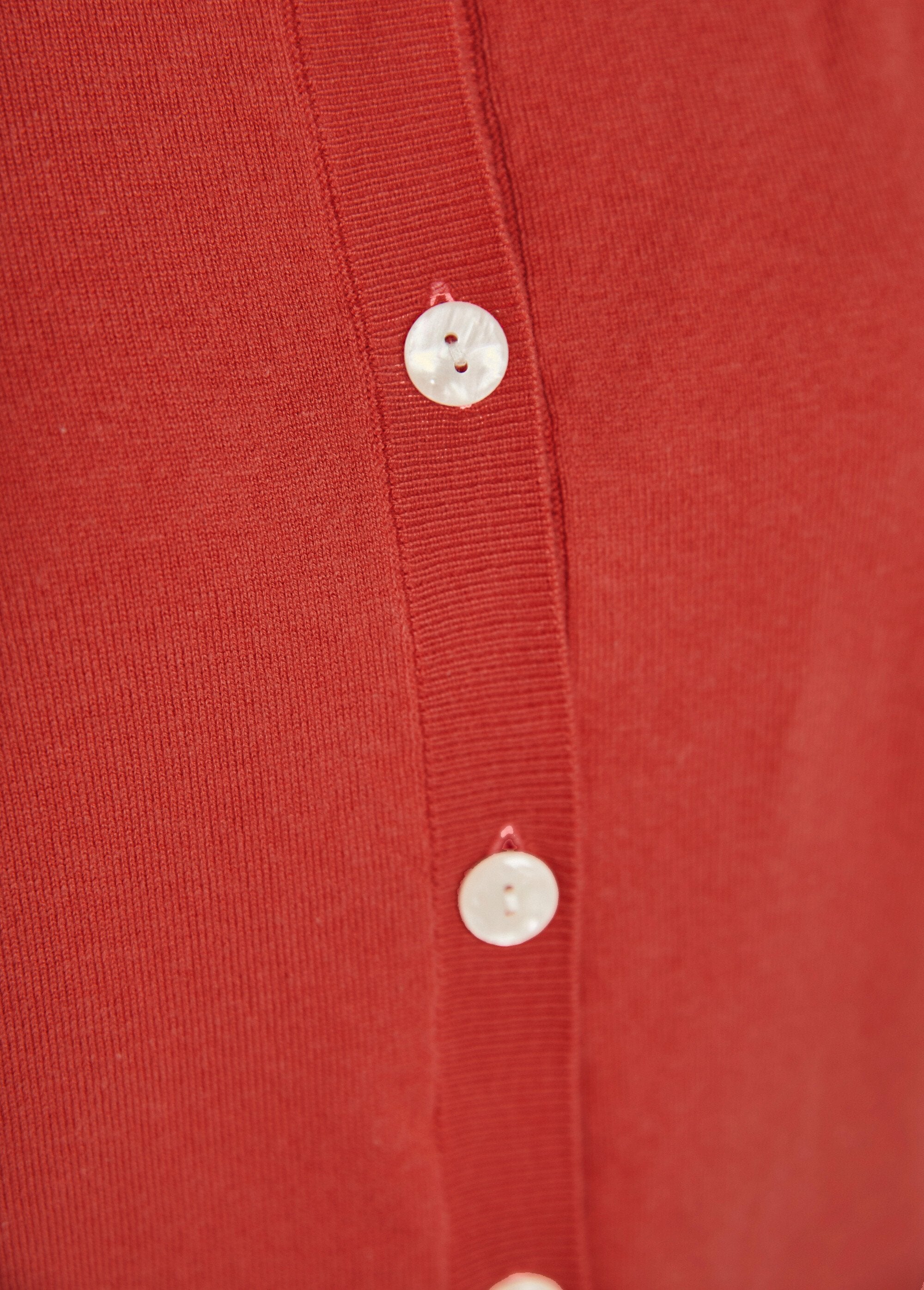 Zacht_vest_met_ronde_kraag_met_knopen_Coquelicot_DE3_slim