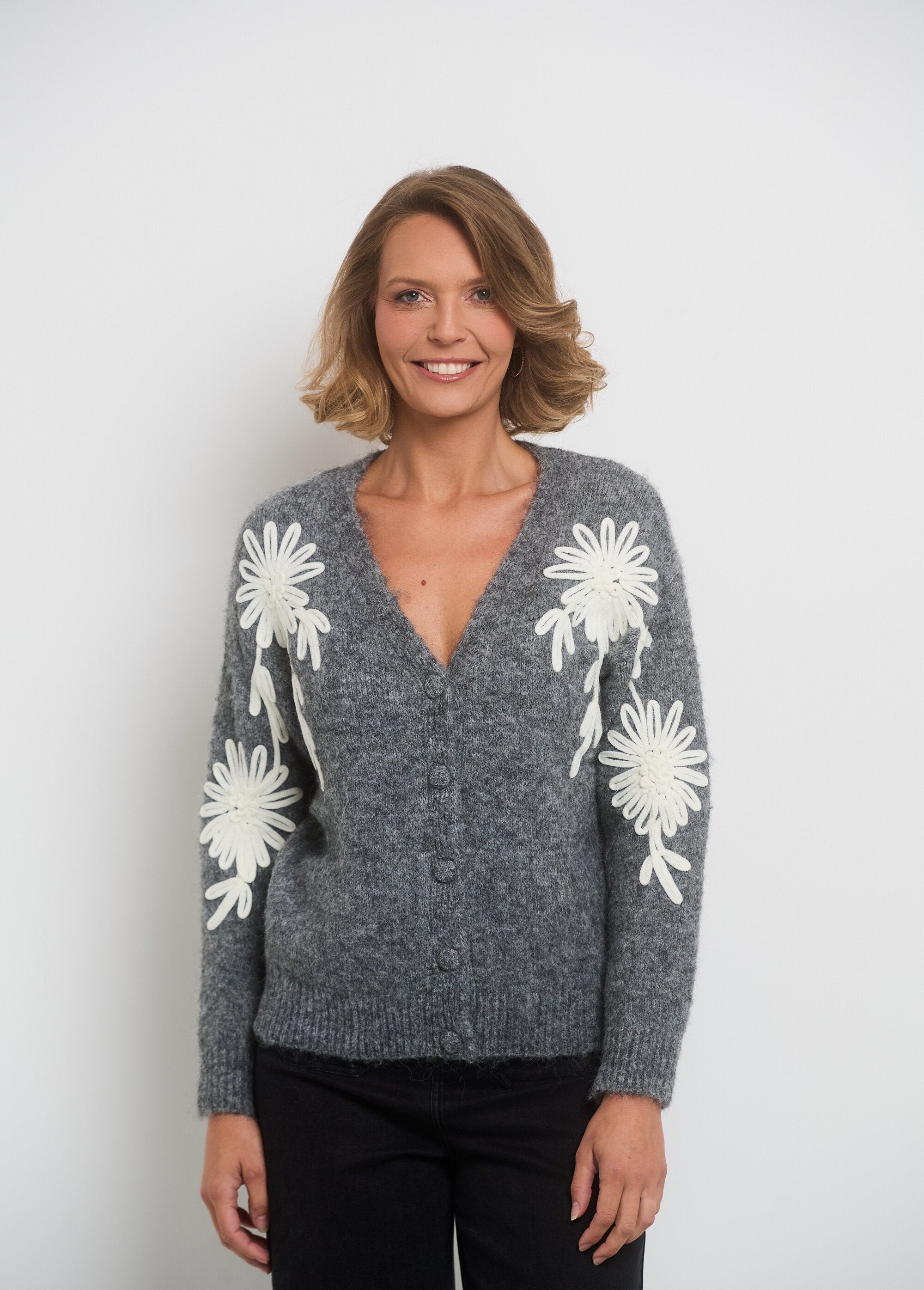 Warm_vest_met_V-hals_en_bloemmotieven_Gris_FA1_slim