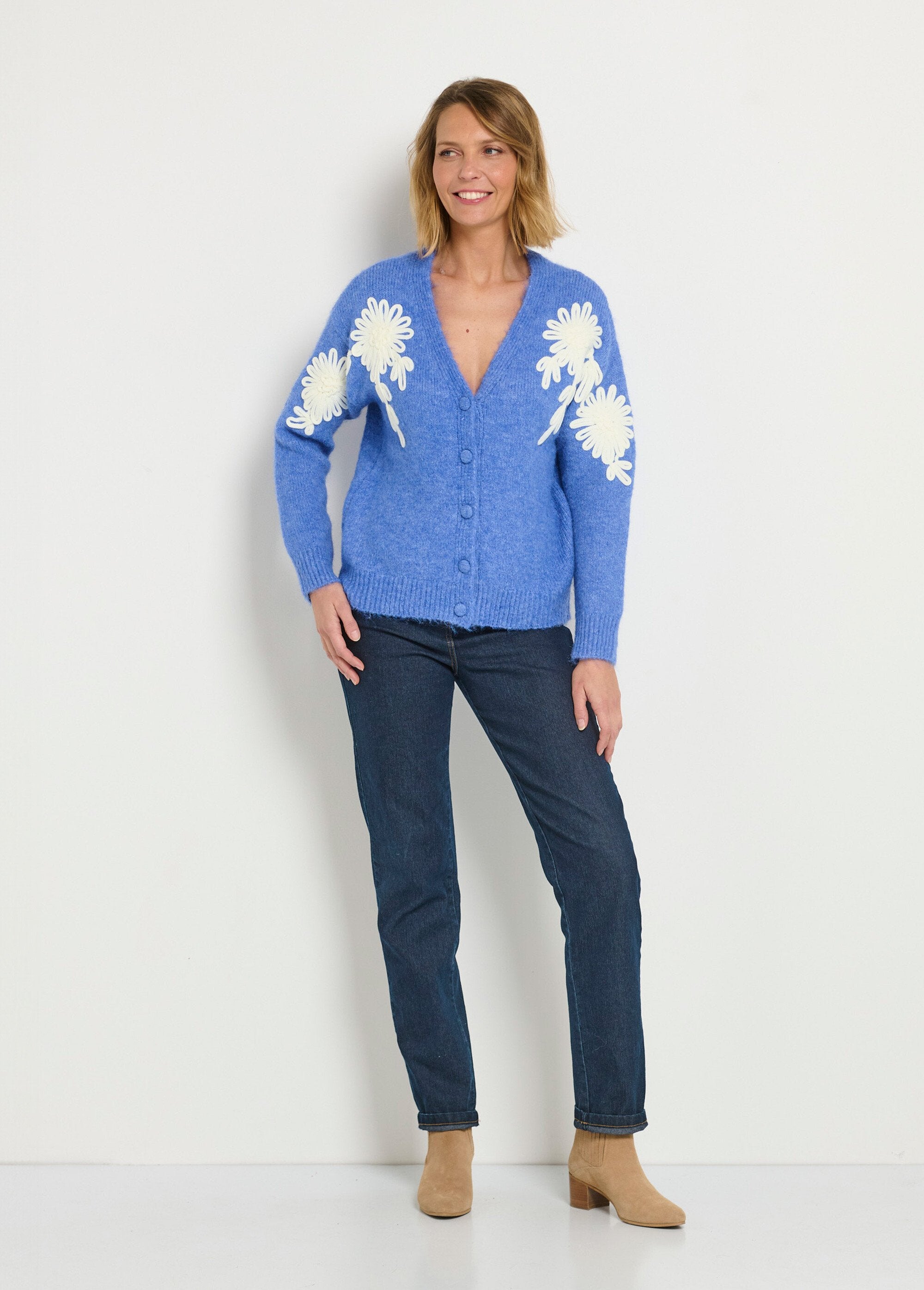 Warm_vest_met_V-hals_en_bloemmotieven_Bleu_vif_SF1_slim