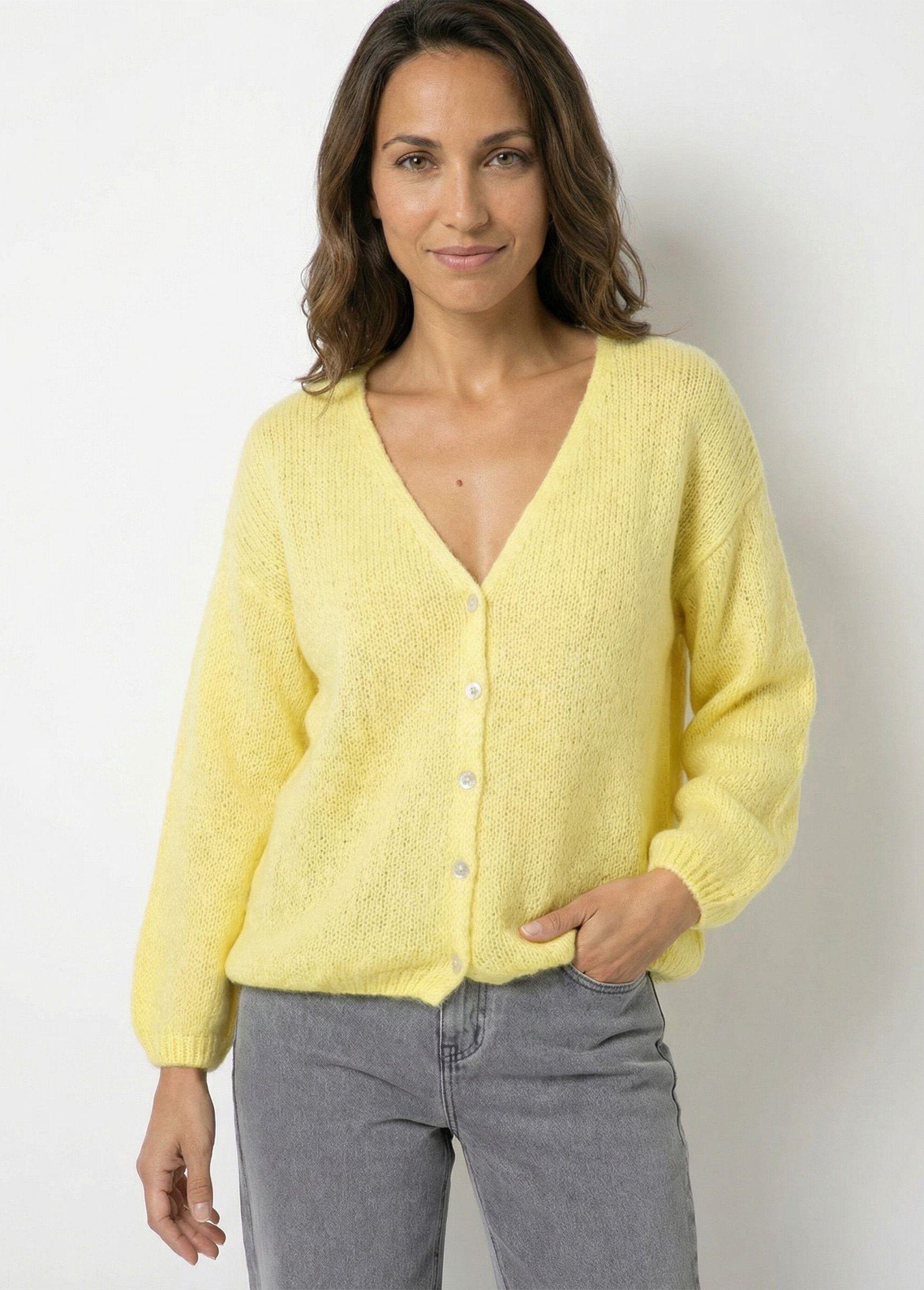 Warm_vest_van_mohair_met_V-hals_Jaune_FA1_slim