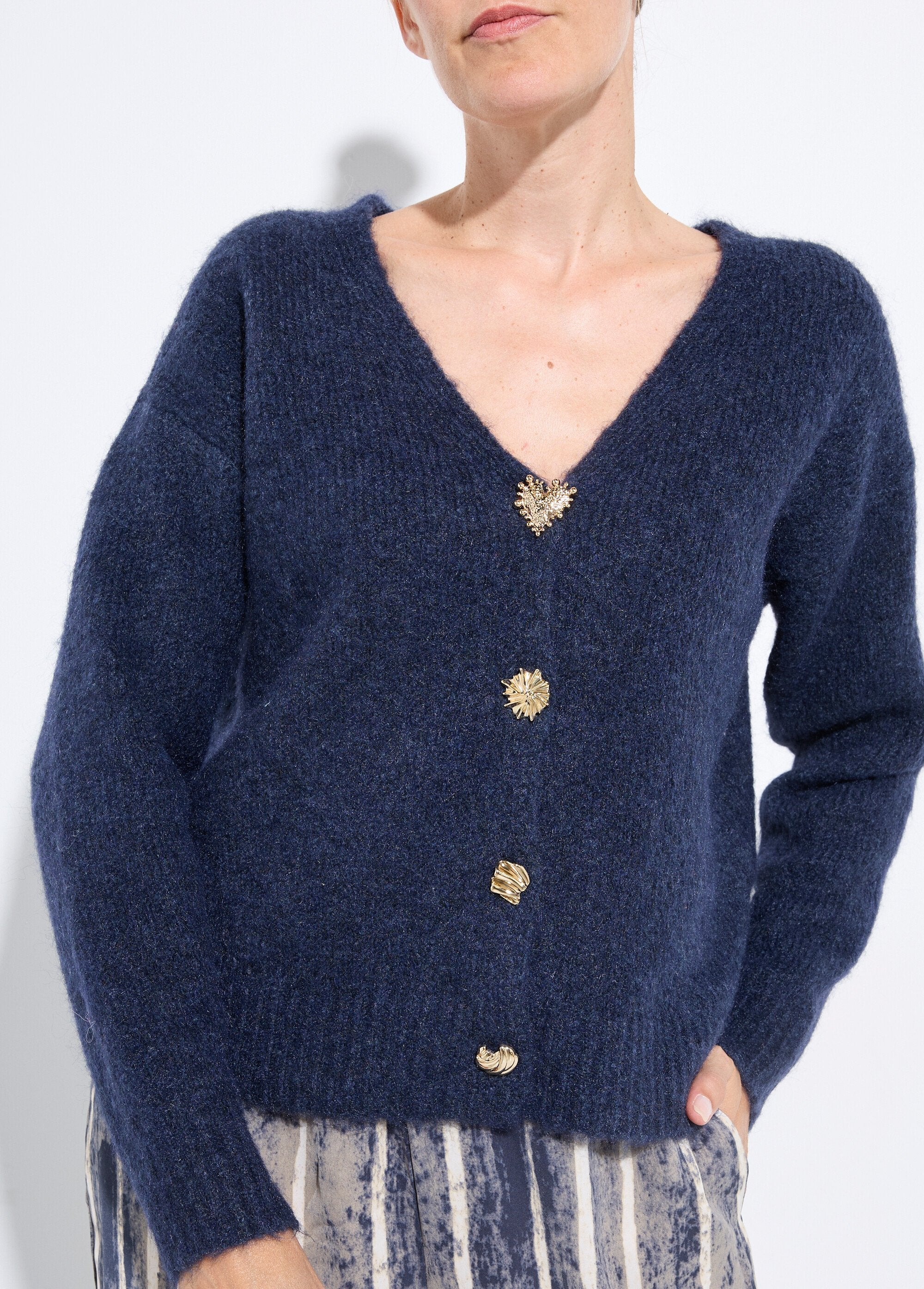 Warm_wollen_vest_met_knoopjes_met_juwelen_Bleu_DE1_slim