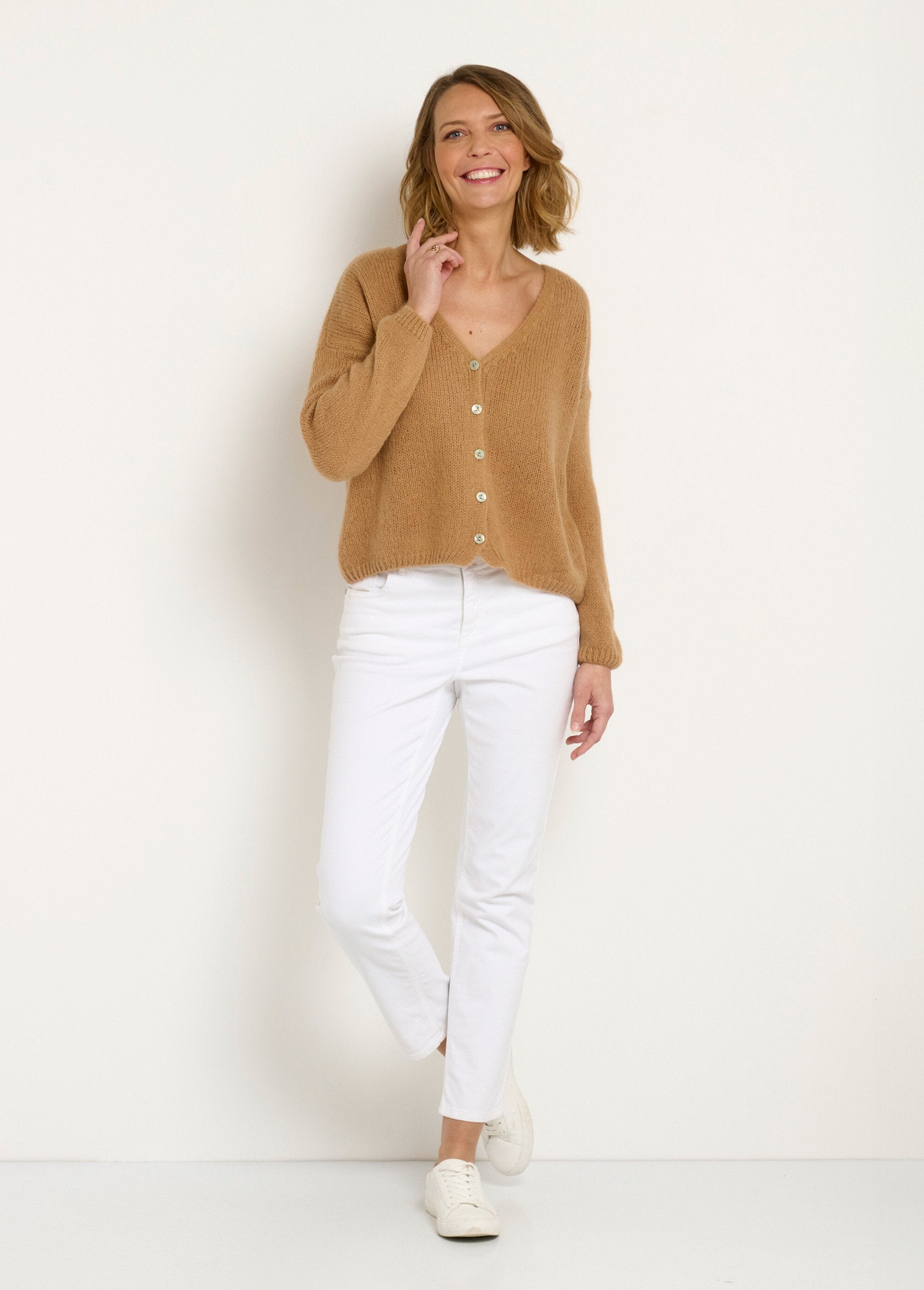 Warm_vest_van_mohair_met_V-hals_Camel_SF1_slim