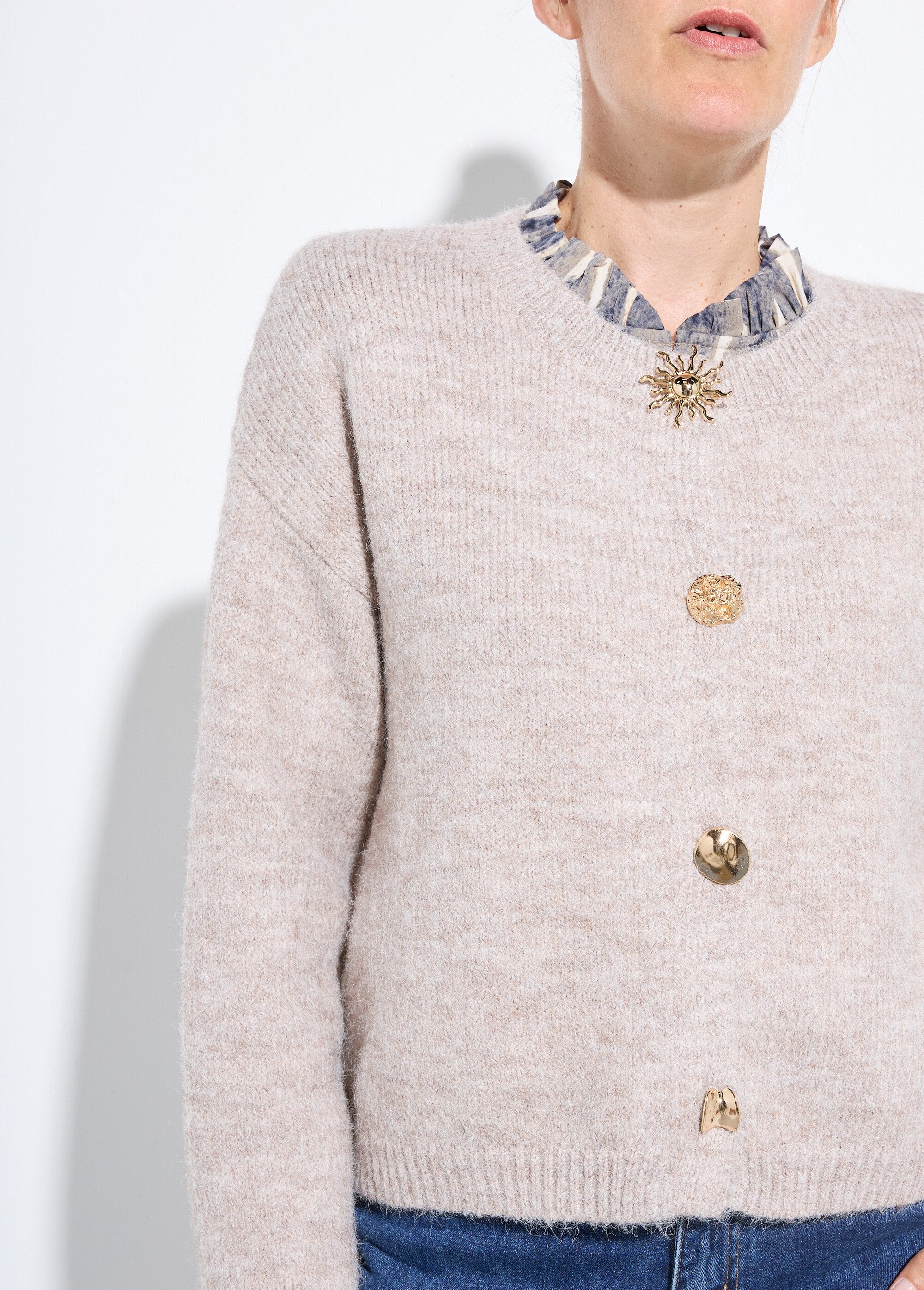 Wollen_vest_met_ronde_hals,_metalen_knoopjes_met_juwelen_Beige_DE1_slim