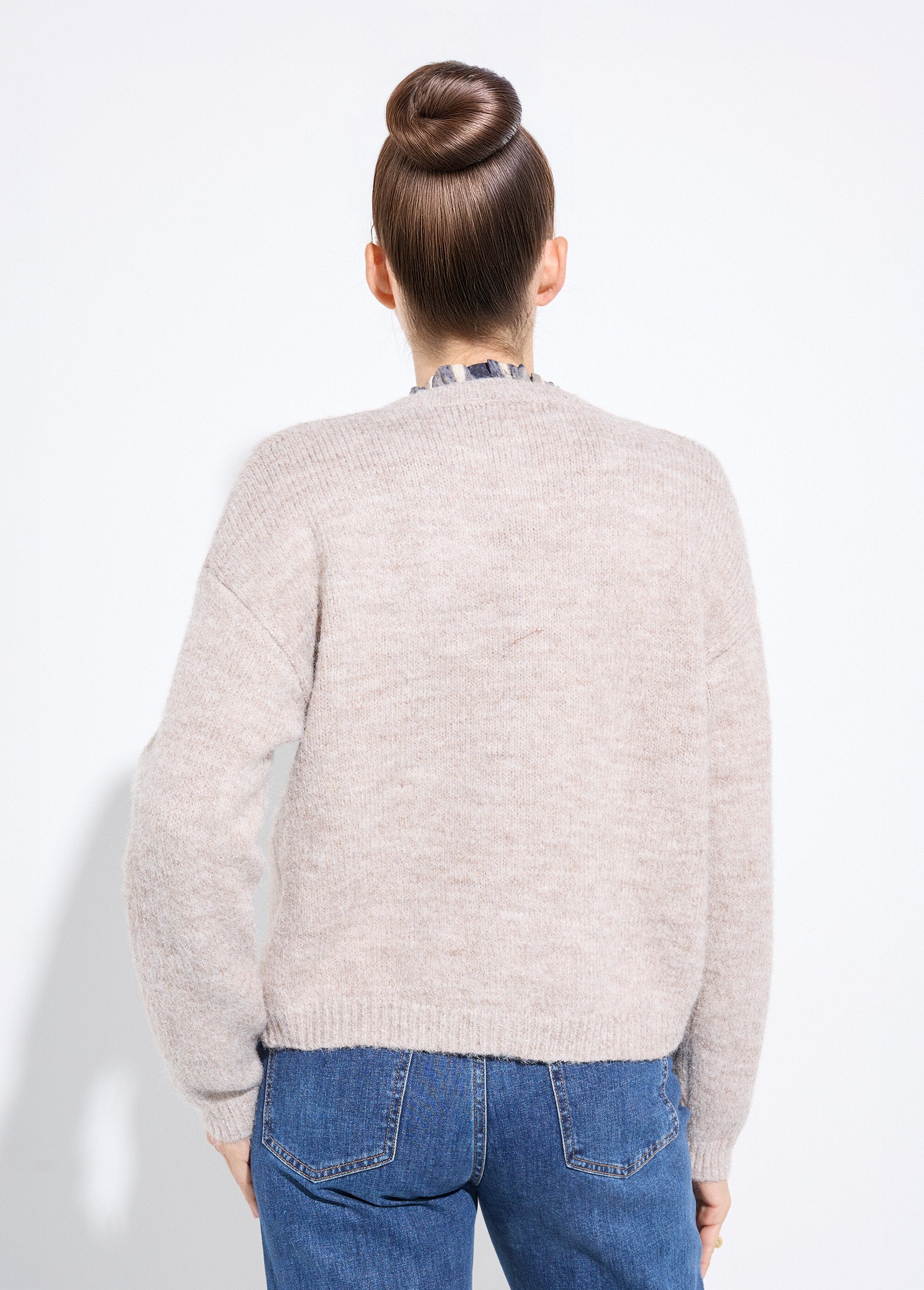 Wollen_vest_met_ronde_hals,_metalen_knoopjes_met_juwelen_Beige_DO1_slim