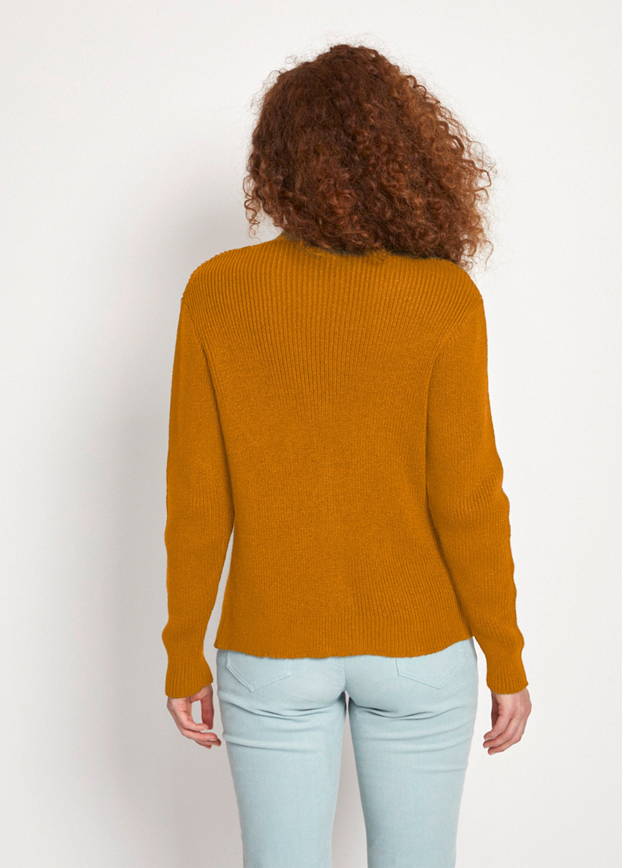 Cardigan_met_V-hals_en_knopen_in_parelbreisel_Ocre_DO1_slim