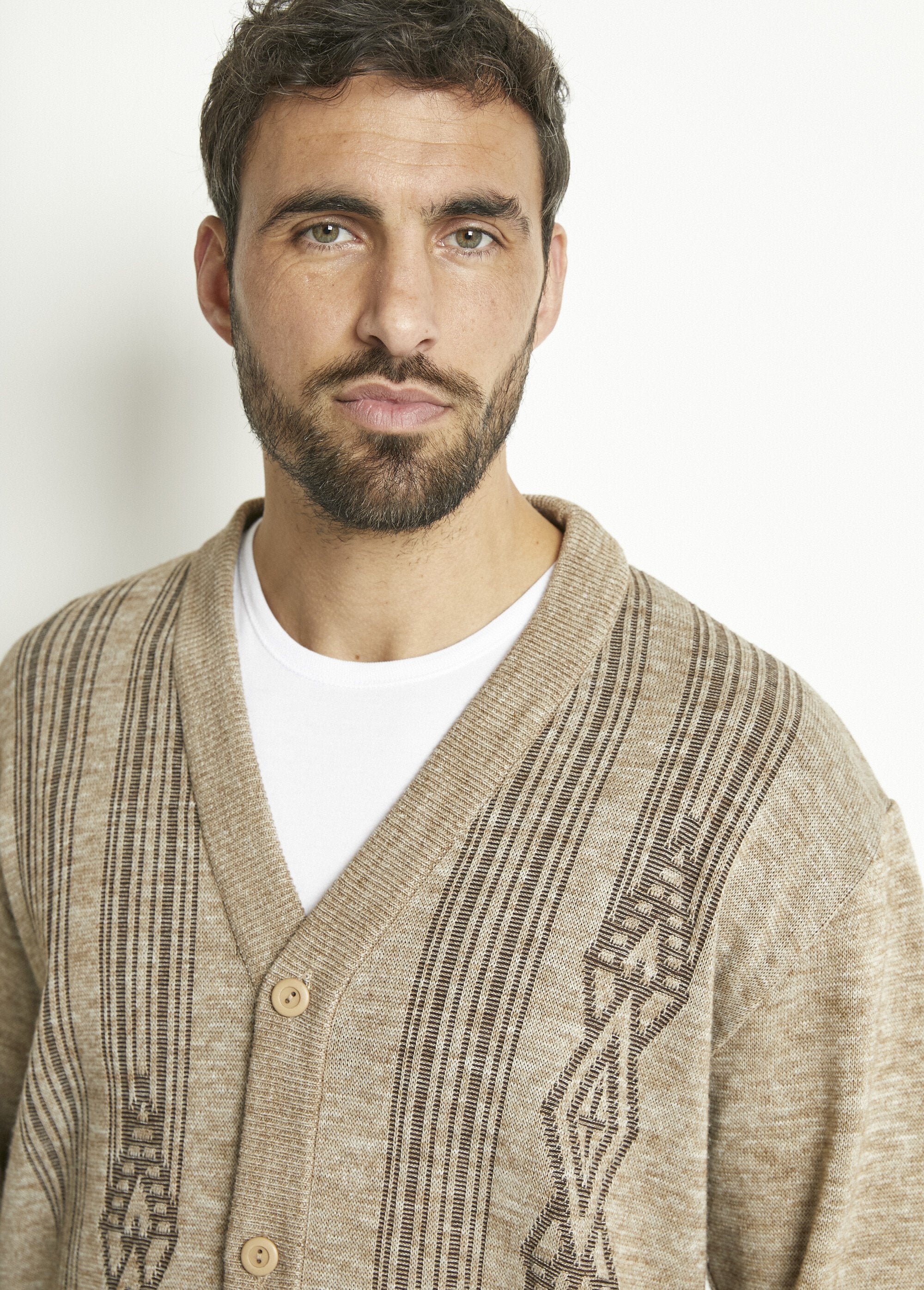 Wollen_vest_met_lange_mouwen_en_V-hals_met_knopen_Chine_beige_DE1_slim