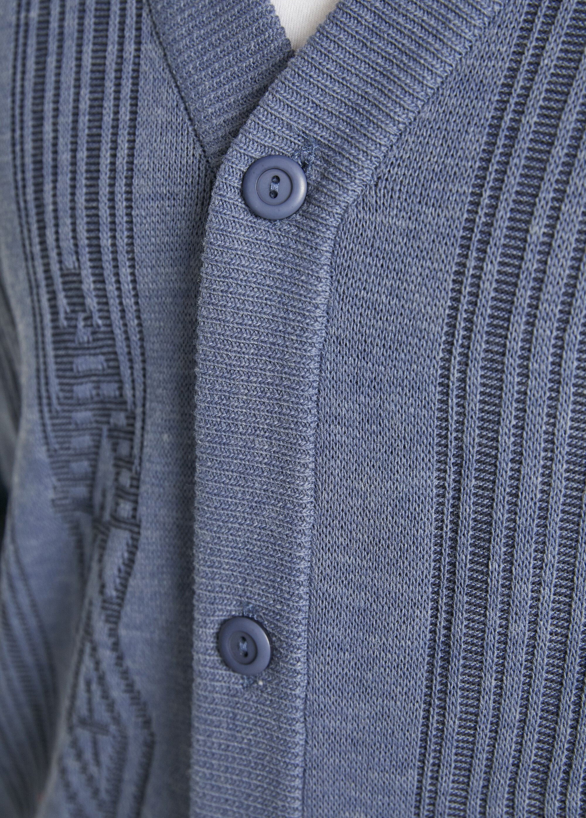 Wollen_vest_met_lange_mouwen_en_V-hals_met_knopen_Chine_bleu_DE2_slim