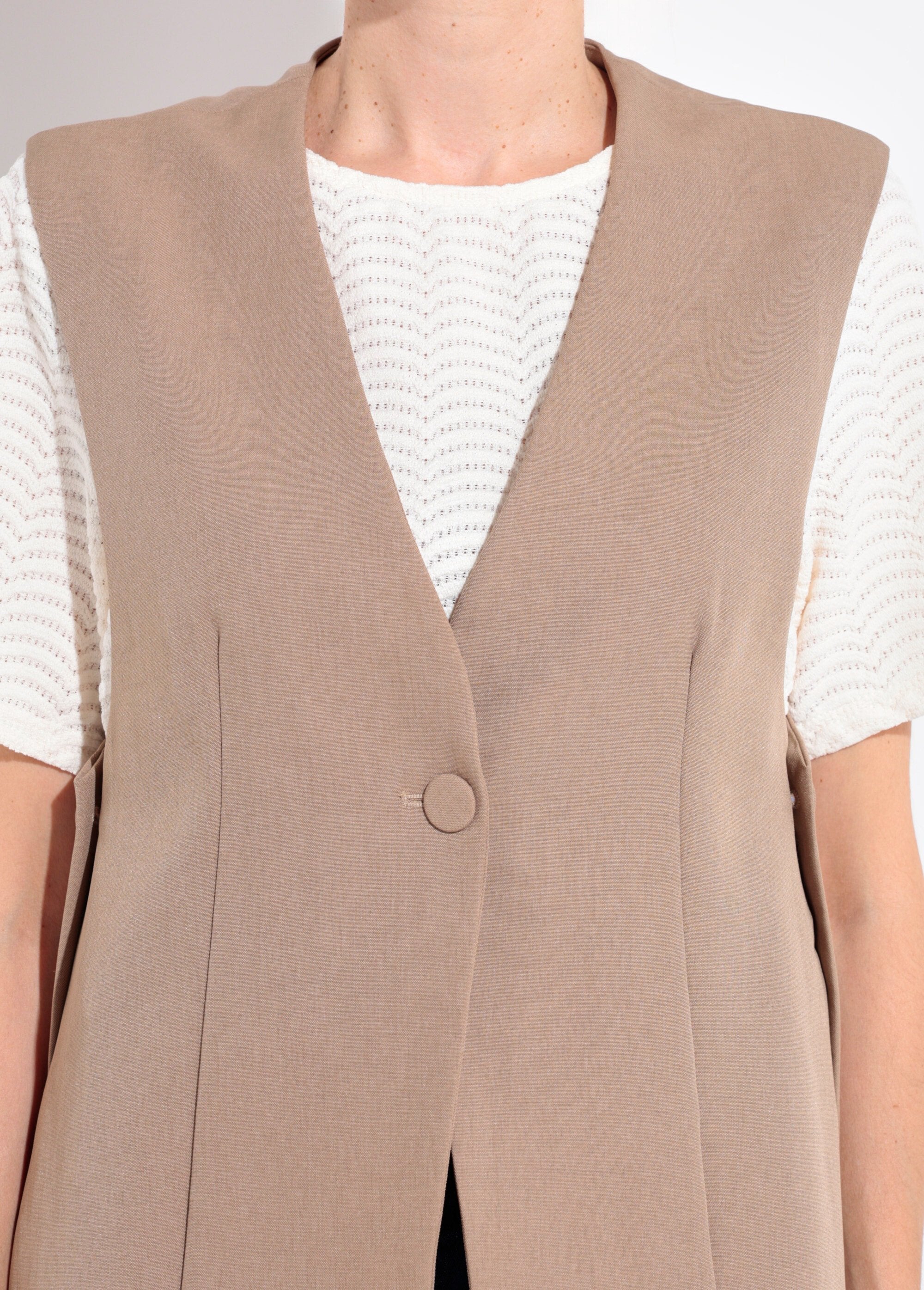 Mouwloos_gilet_met_knopen_aan_de_zijkant_Beige_DE1_slim