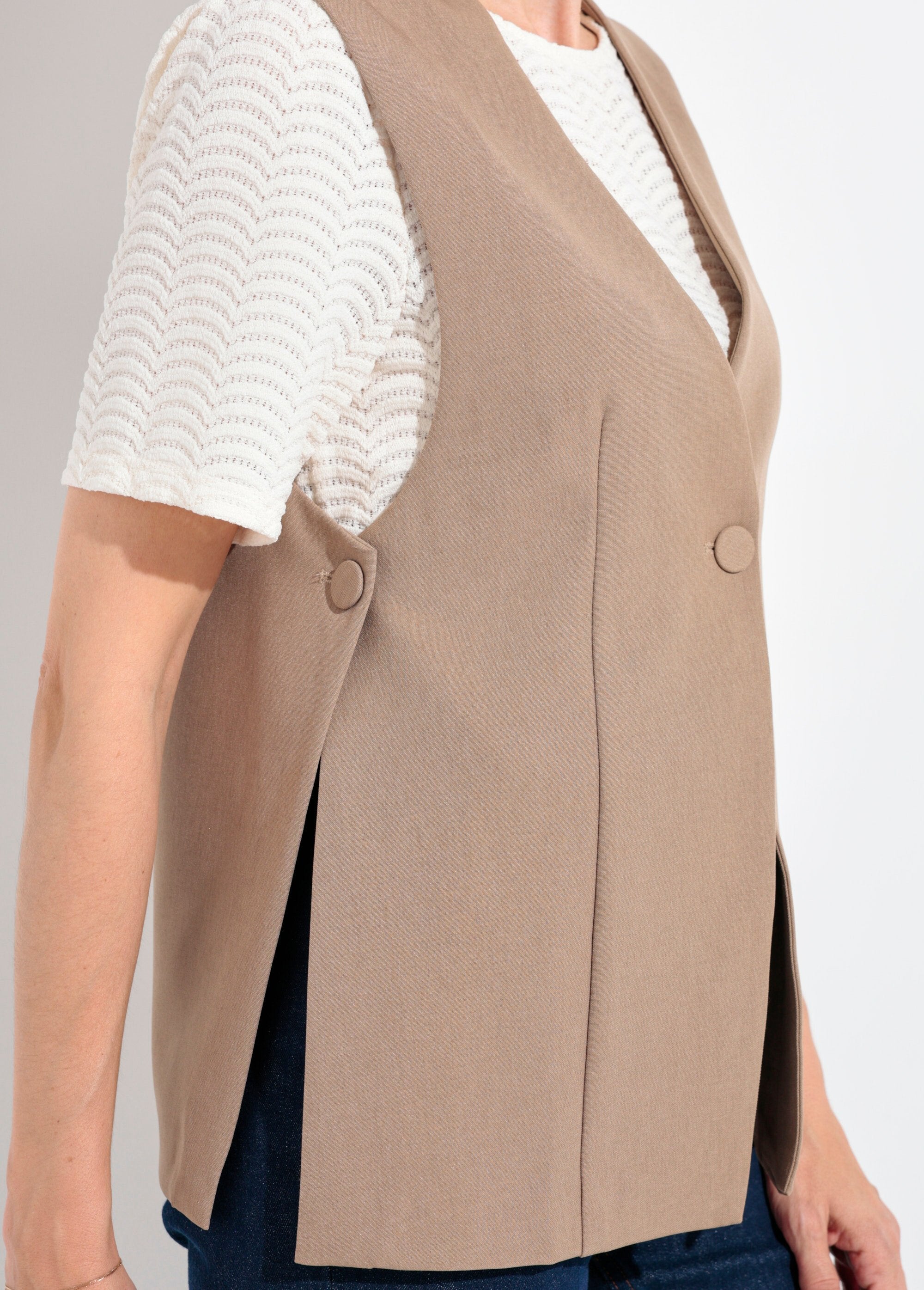 Mouwloos_gilet_met_knopen_aan_de_zijkant_Beige_DE2_slim
