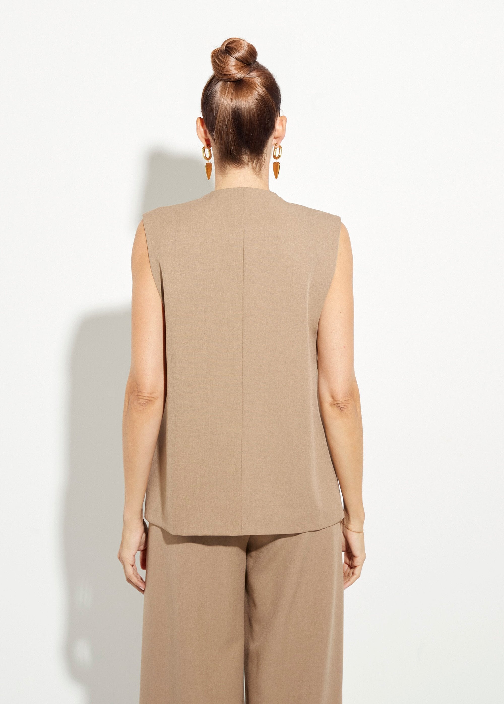 Mouwloos_gilet_met_knopen_aan_de_zijkant_Beige_DO1_slim