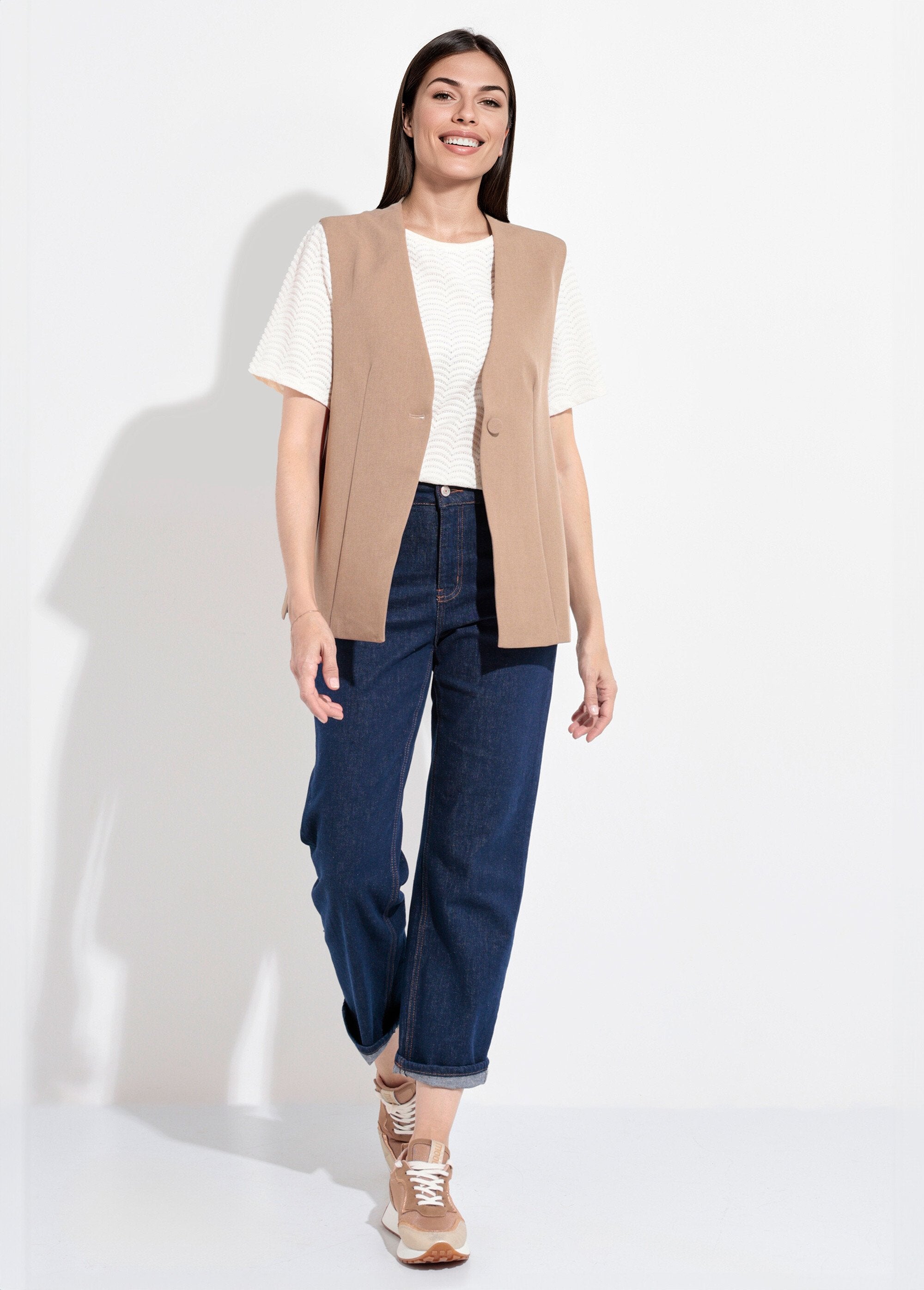 Mouwloos_gilet_met_knopen_aan_de_zijkant_Beige_SF1_slim