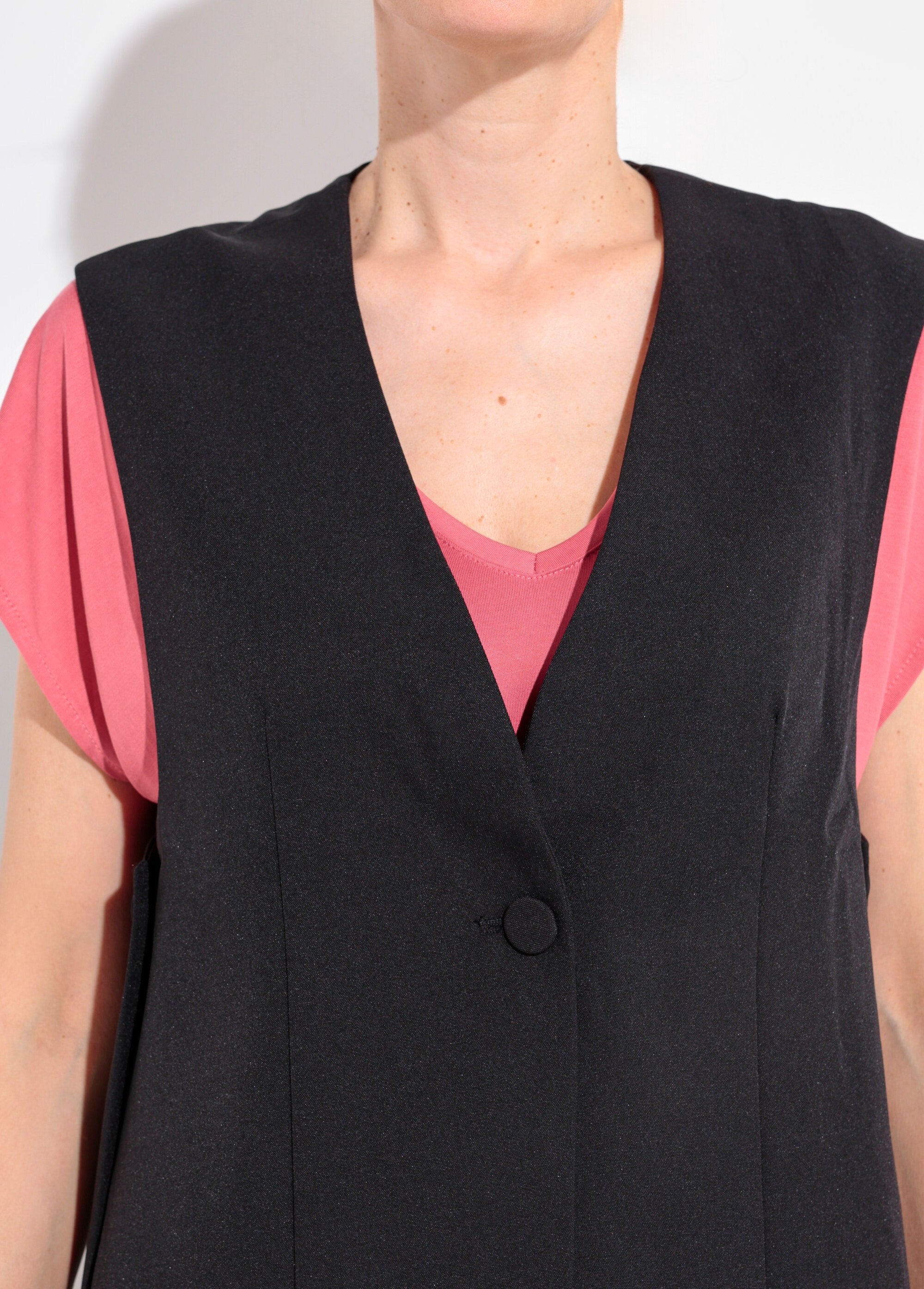 Mouwloos_gilet_met_knopen_aan_de_zijkant_Noir_DE1_slim