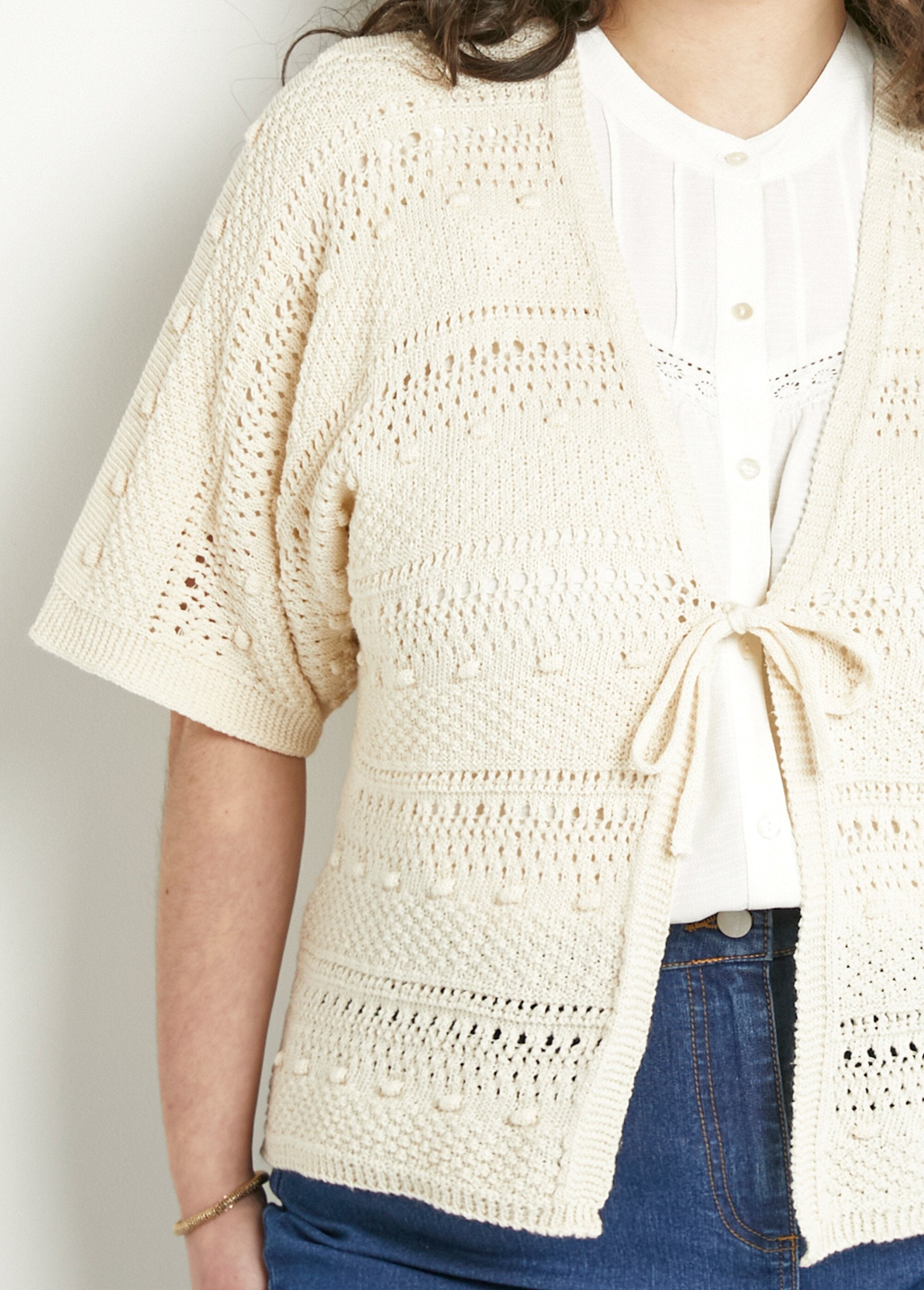Opengewerkt_V-hals_vest_met_korte_mouwen_en_striksluiting_Ficelle_DE1_curvy