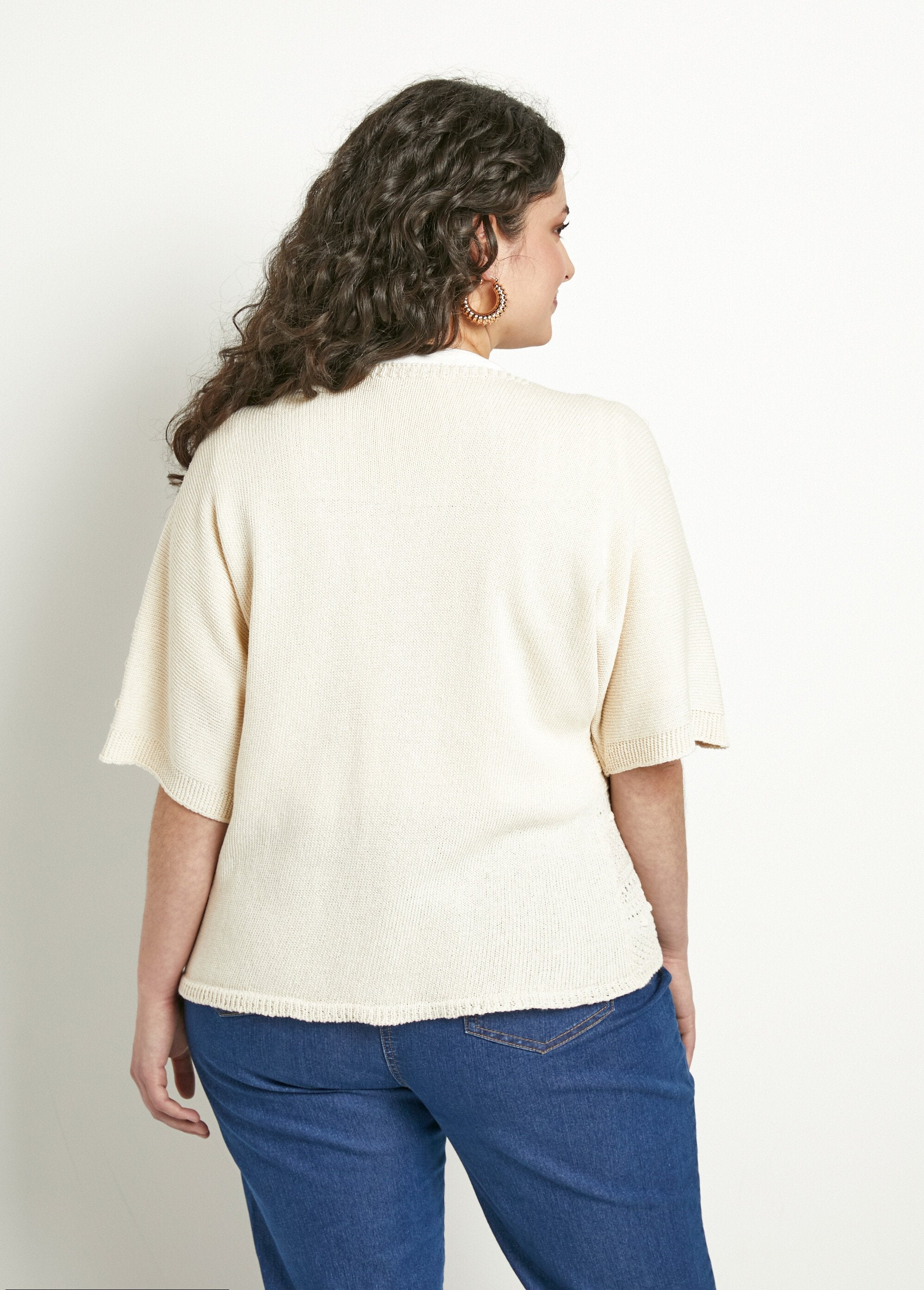 Opengewerkt_V-hals_vest_met_korte_mouwen_en_striksluiting_Ficelle_DO1_curvy