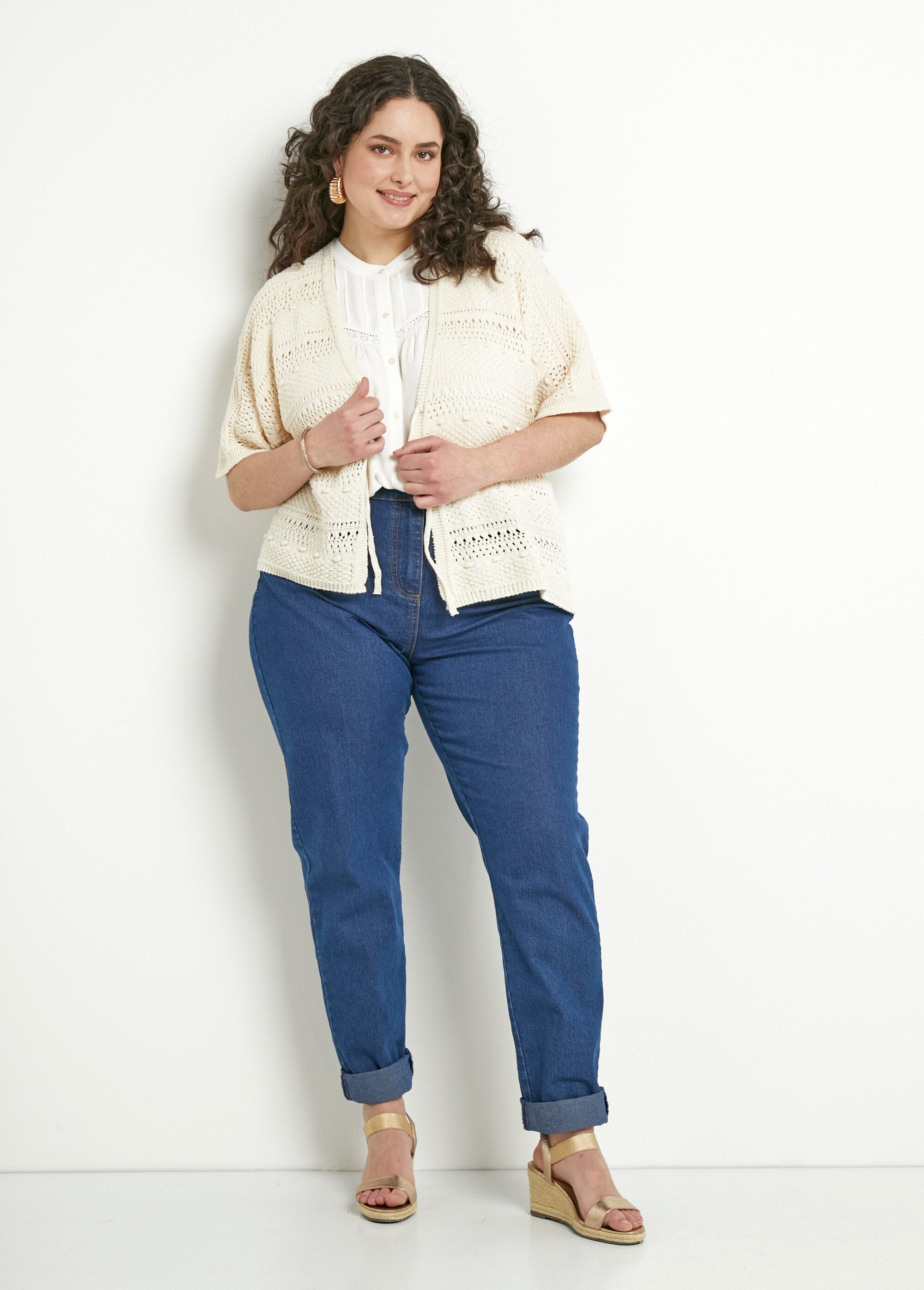 Opengewerkt_V-hals_vest_met_korte_mouwen_en_striksluiting_Ficelle_SF1_curvy