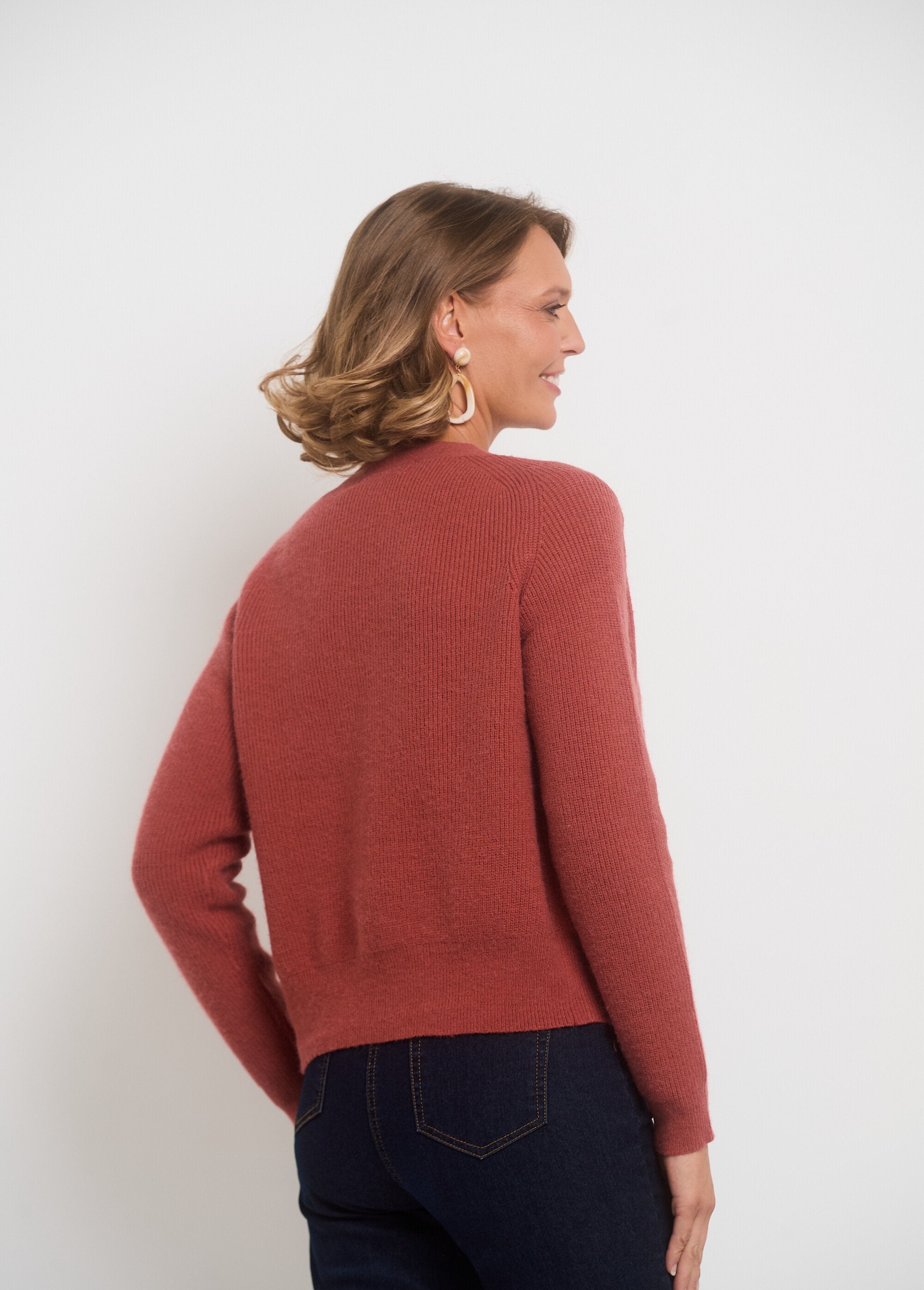 Kort_vest_met_V-hals_en_contrasterende_knopen_Terracota_DO1_slim