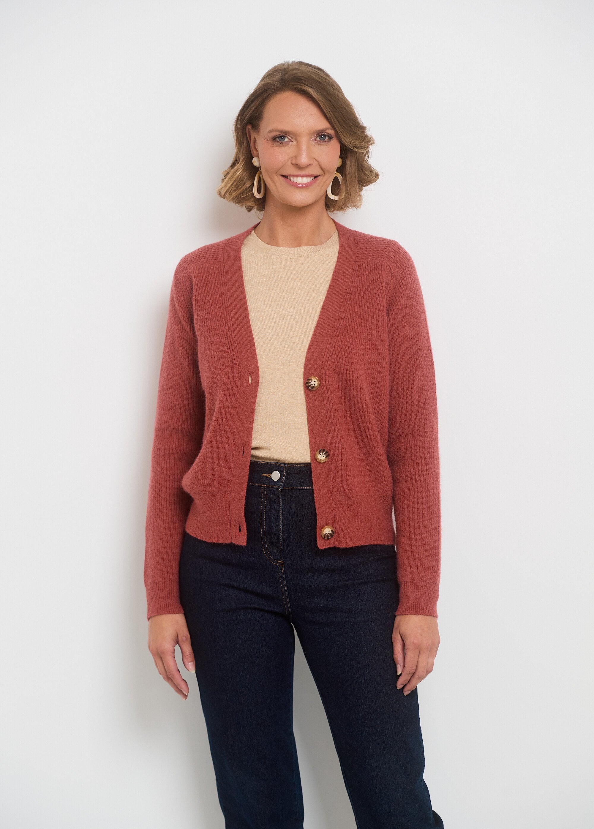 Kort_vest_met_V-hals_en_contrasterende_knopen_Terracota_FA1_slim