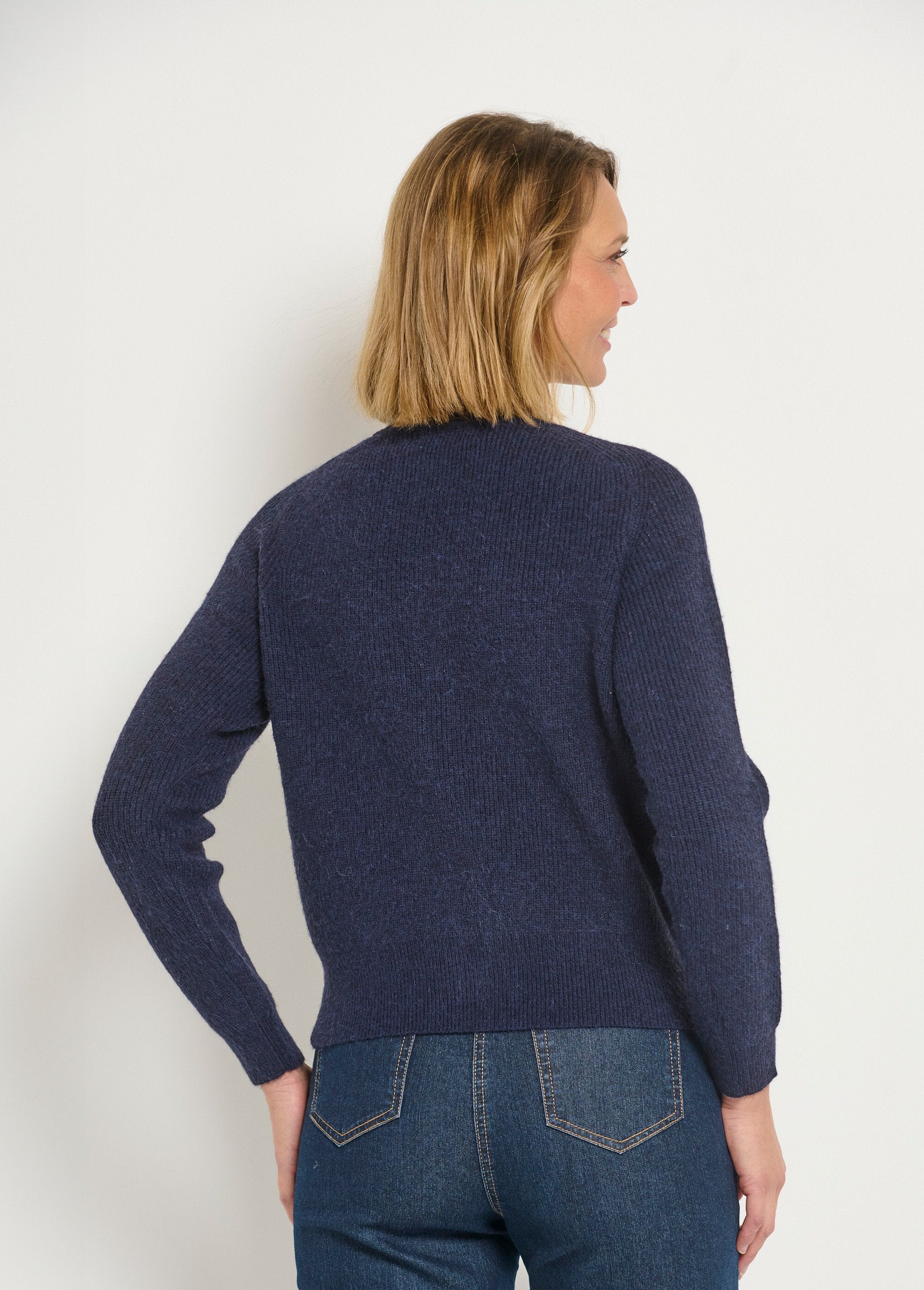 Kort_vest_met_V-hals_en_contrasterende_knopen_Marine_DO1_slim