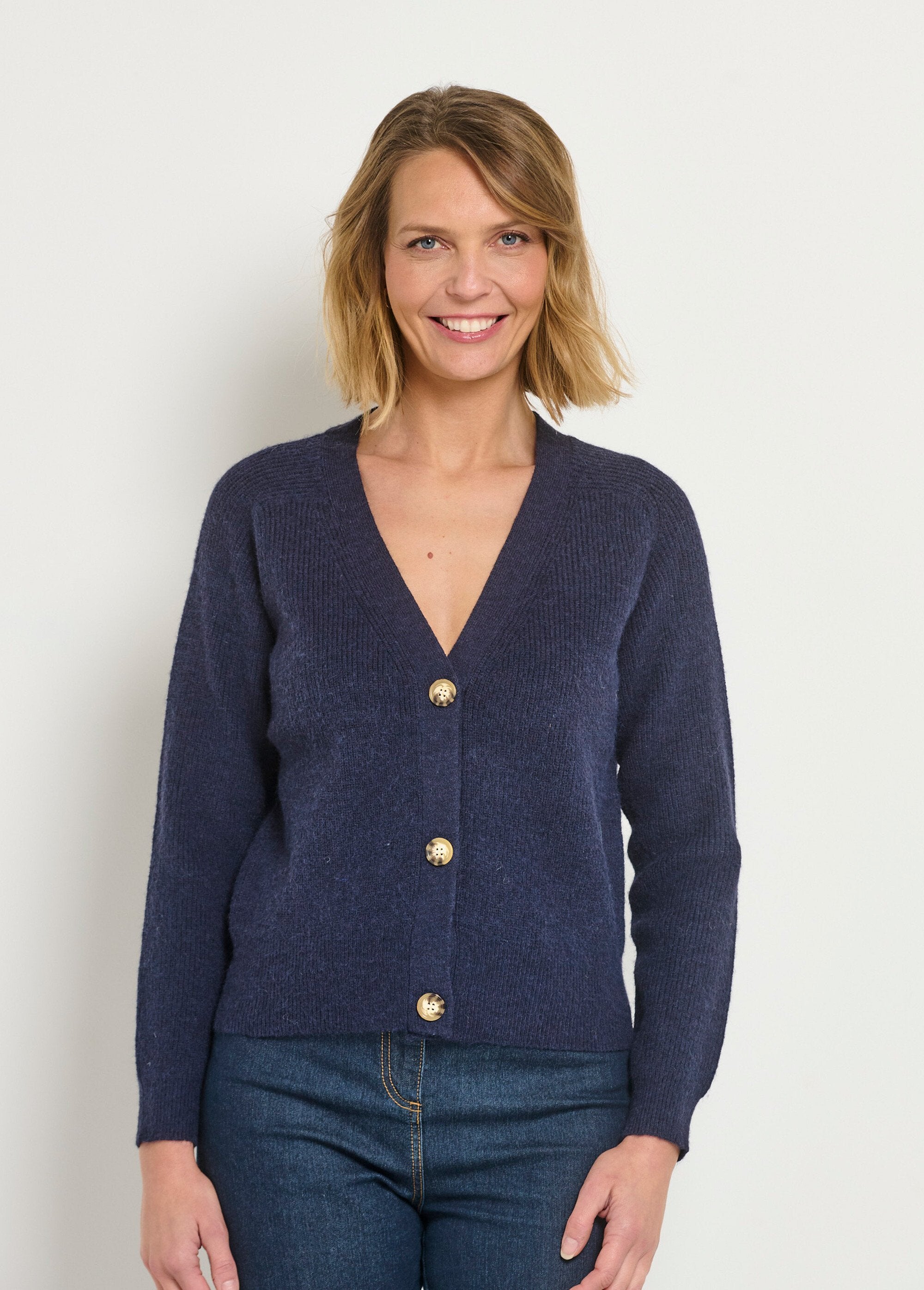 Kort_vest_met_V-hals_en_contrasterende_knopen_Marine_FA1_slim