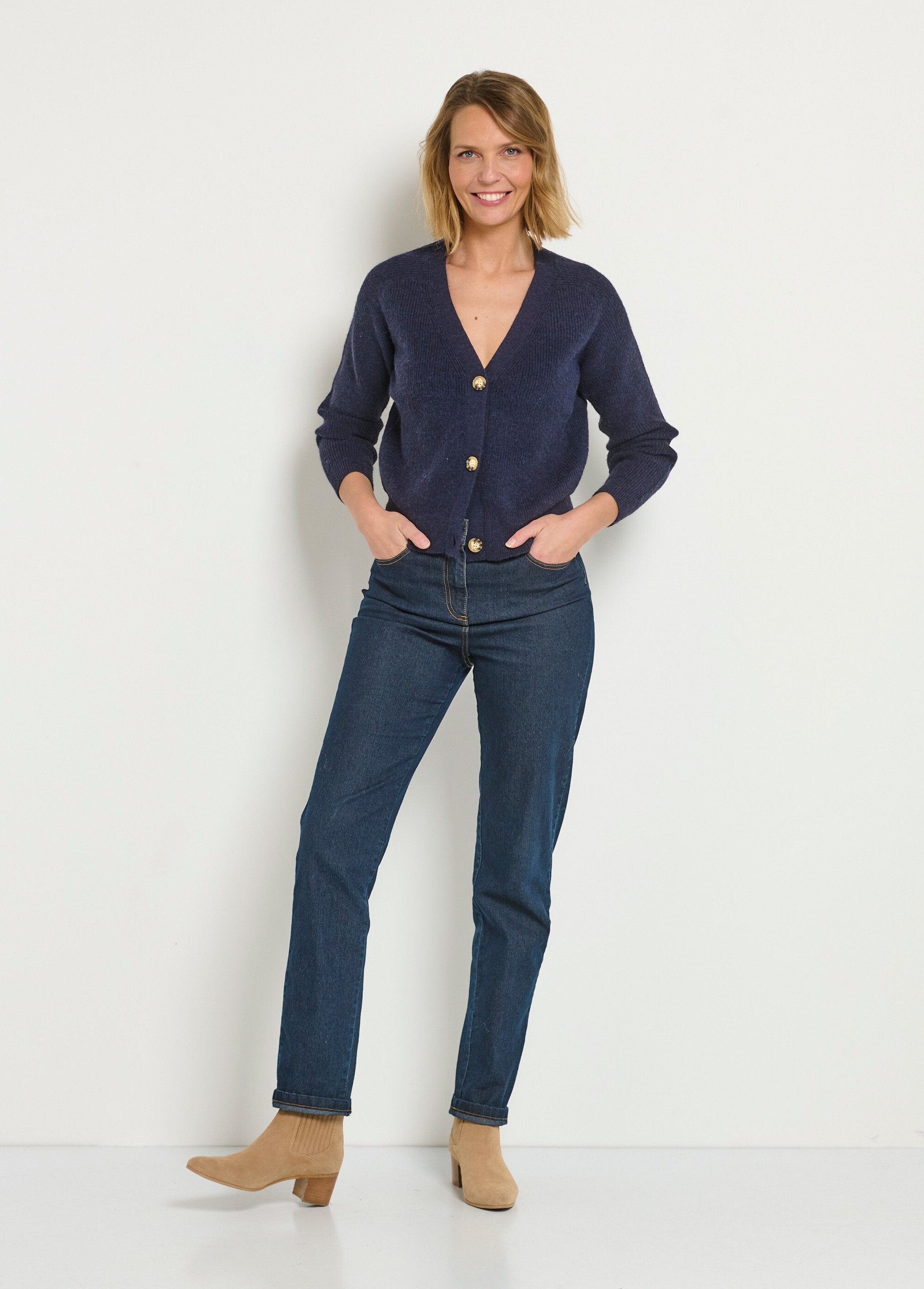 Kort_vest_met_V-hals_en_contrasterende_knopen_Marine_SF1_slim