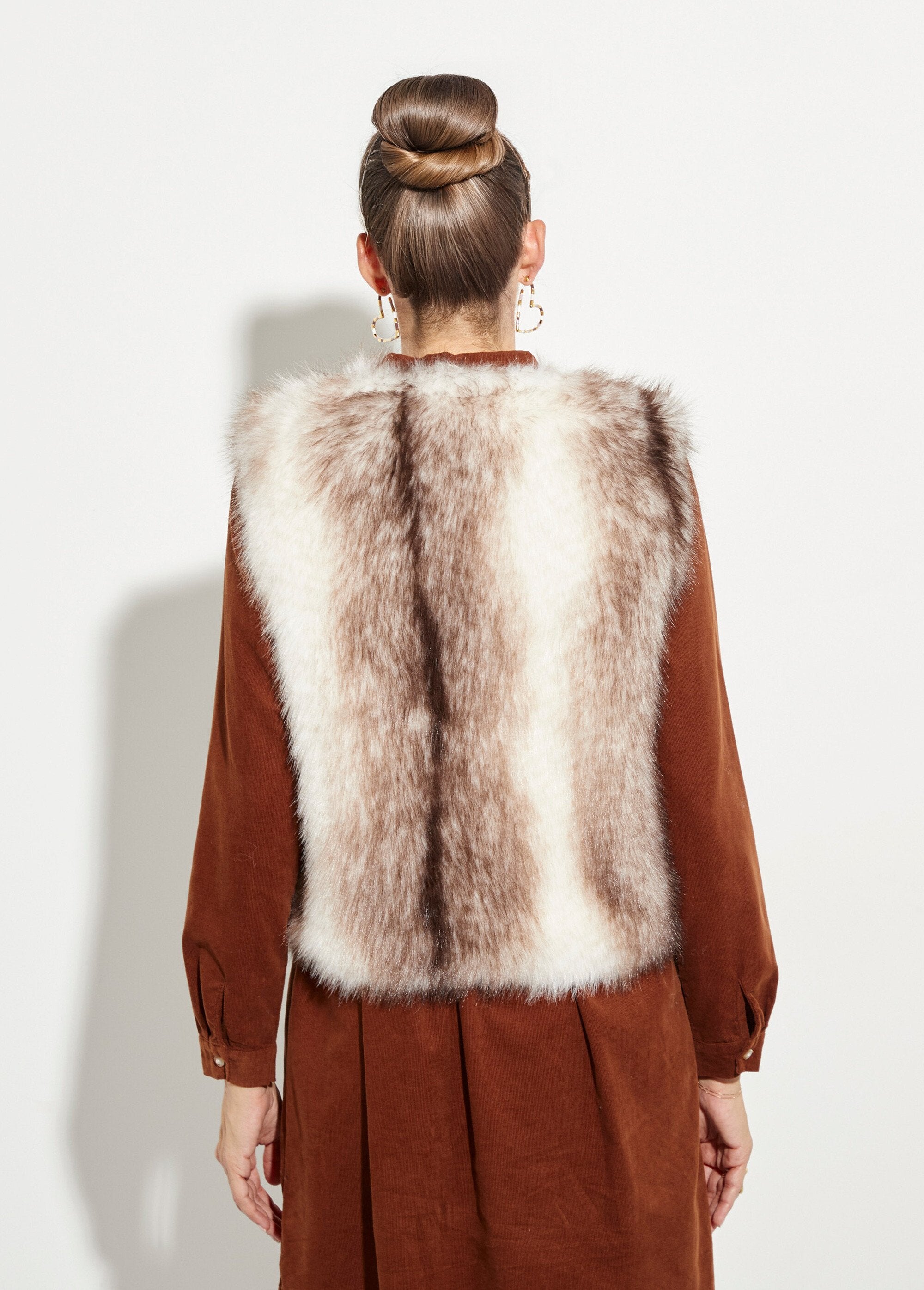 Mouwloos_vest_van_imitatiebont_Beige_DO1_slim