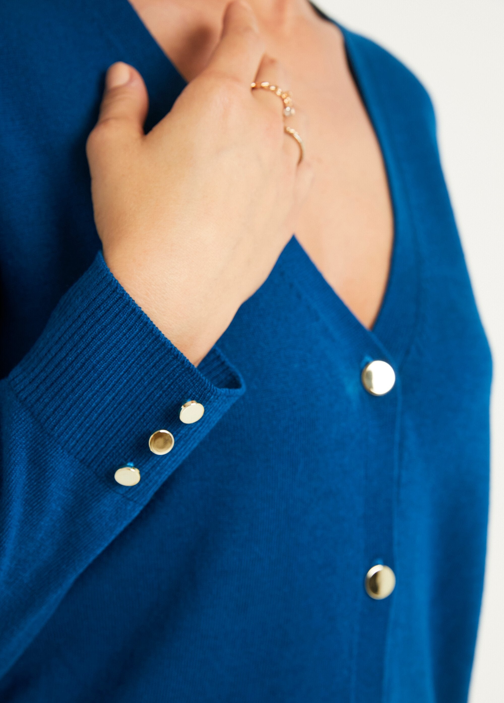 Cardigan_van_merinoswol_met_slanke_pasvorm,_V-hals,_knoopsluiting_en_effen_jersey_Canard_DE2_slim