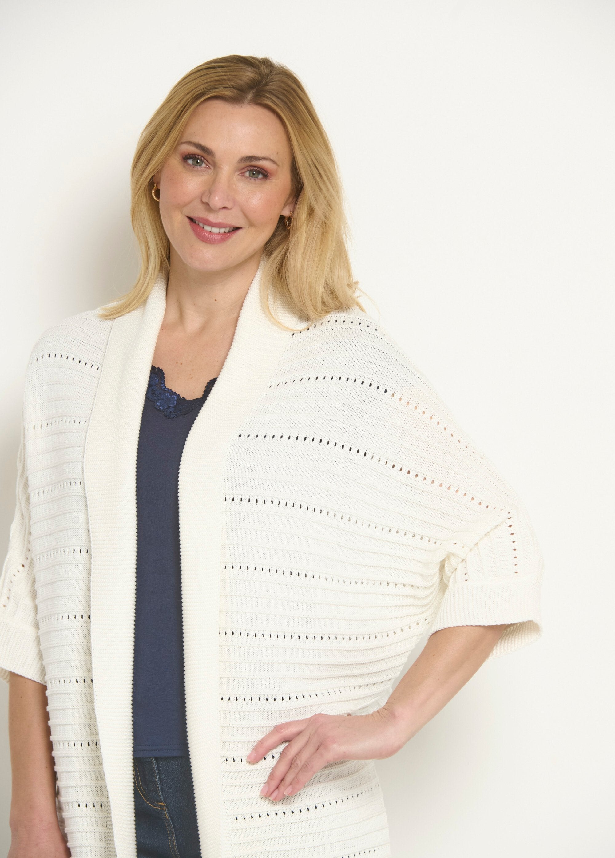 Lang_opengewerkt_vest,_comfortabele_pasvorm_Ecru_DE1_slim