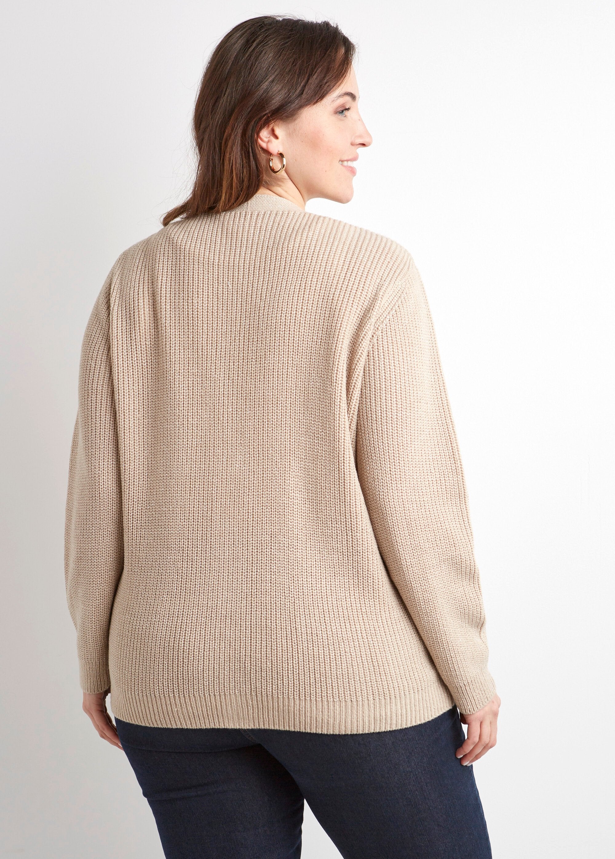 Glanzend_vest_met_lange_mouwen_en_knopen_Ficelle_DO1_curvy