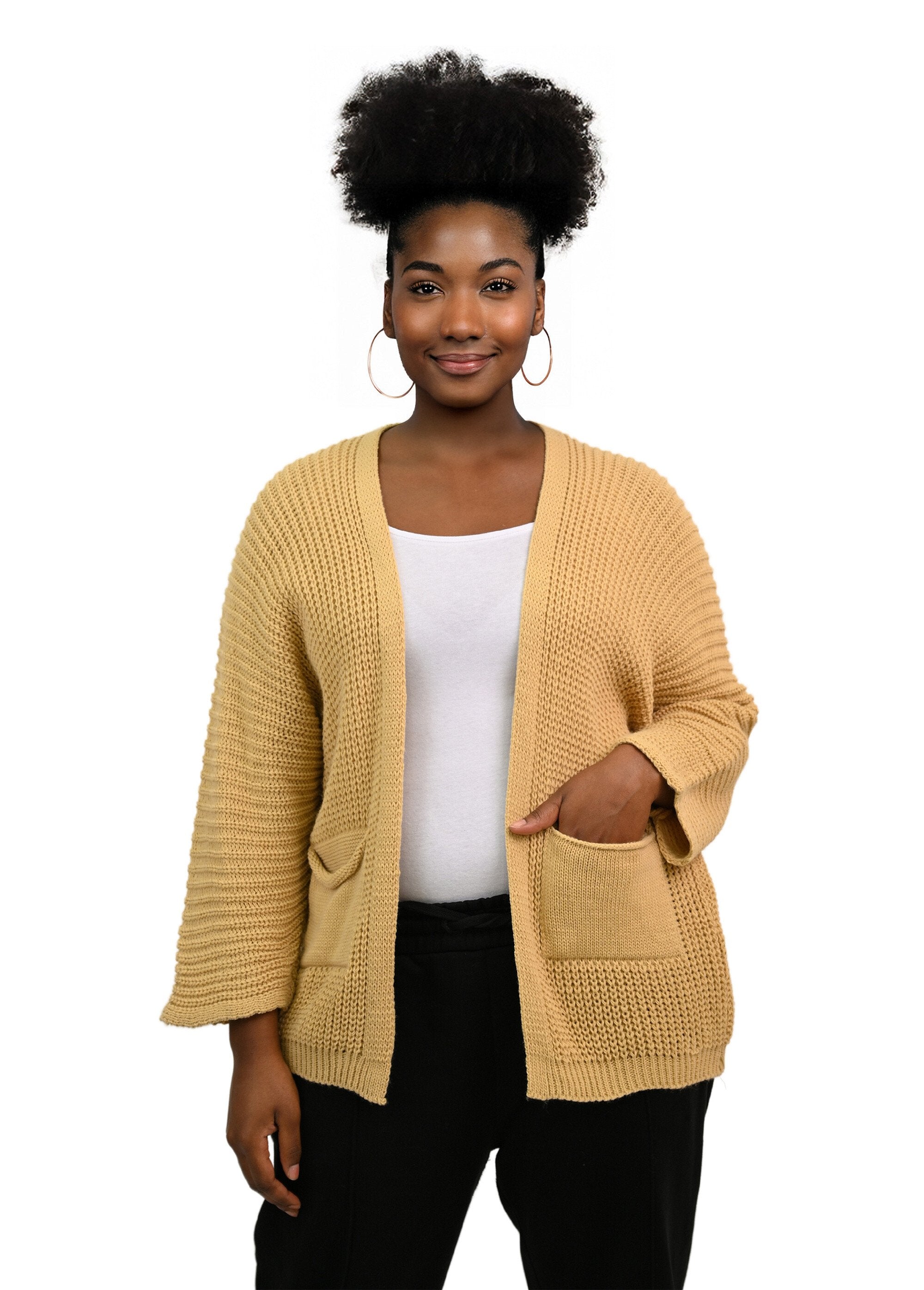 Lang_gebreid_vest_met_opgestikte_zakken_Beige_FA1_curvy