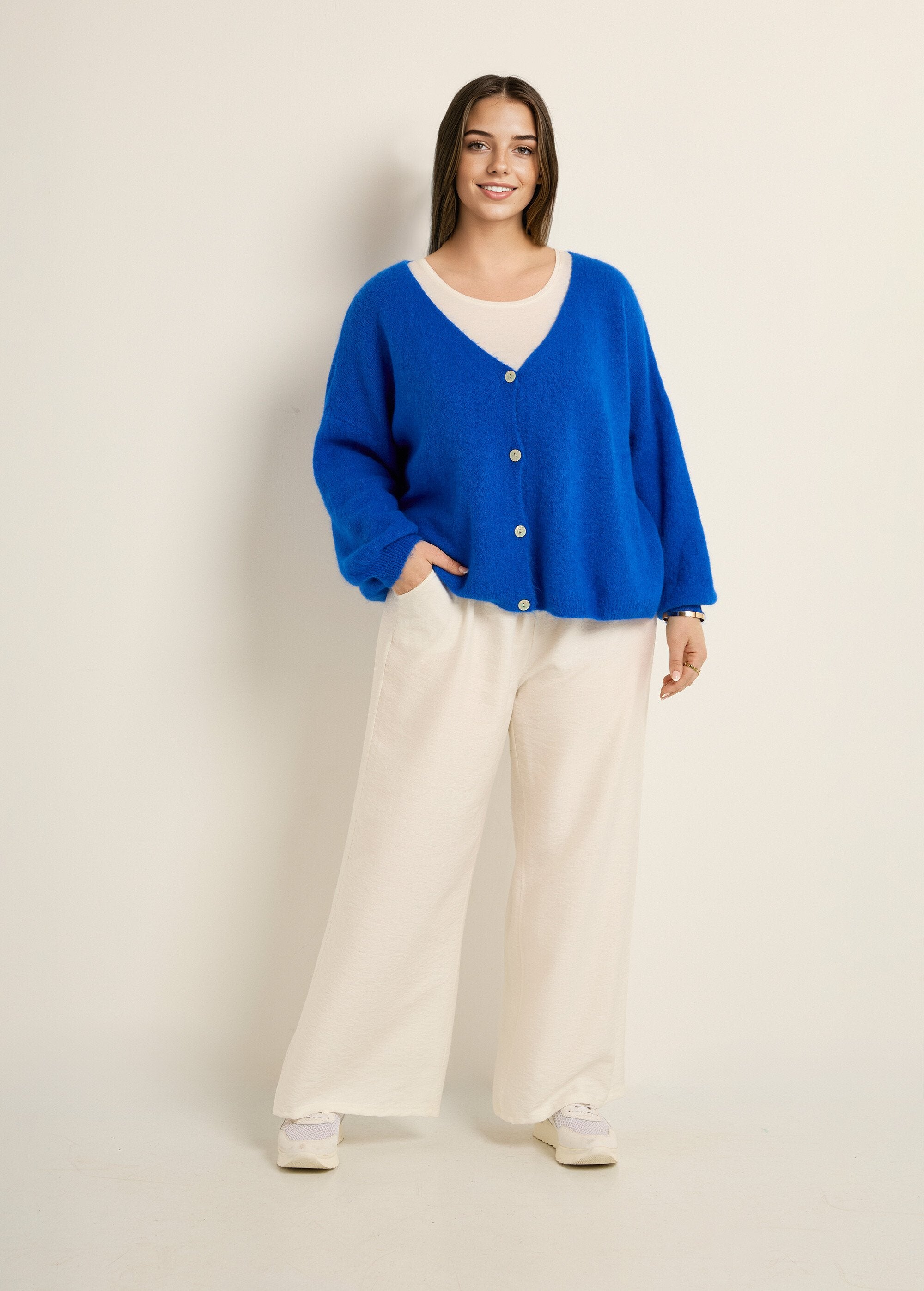 Gebreid_vest_met_alpaca,_V-hals_Bleu_dur_SF1_curvy