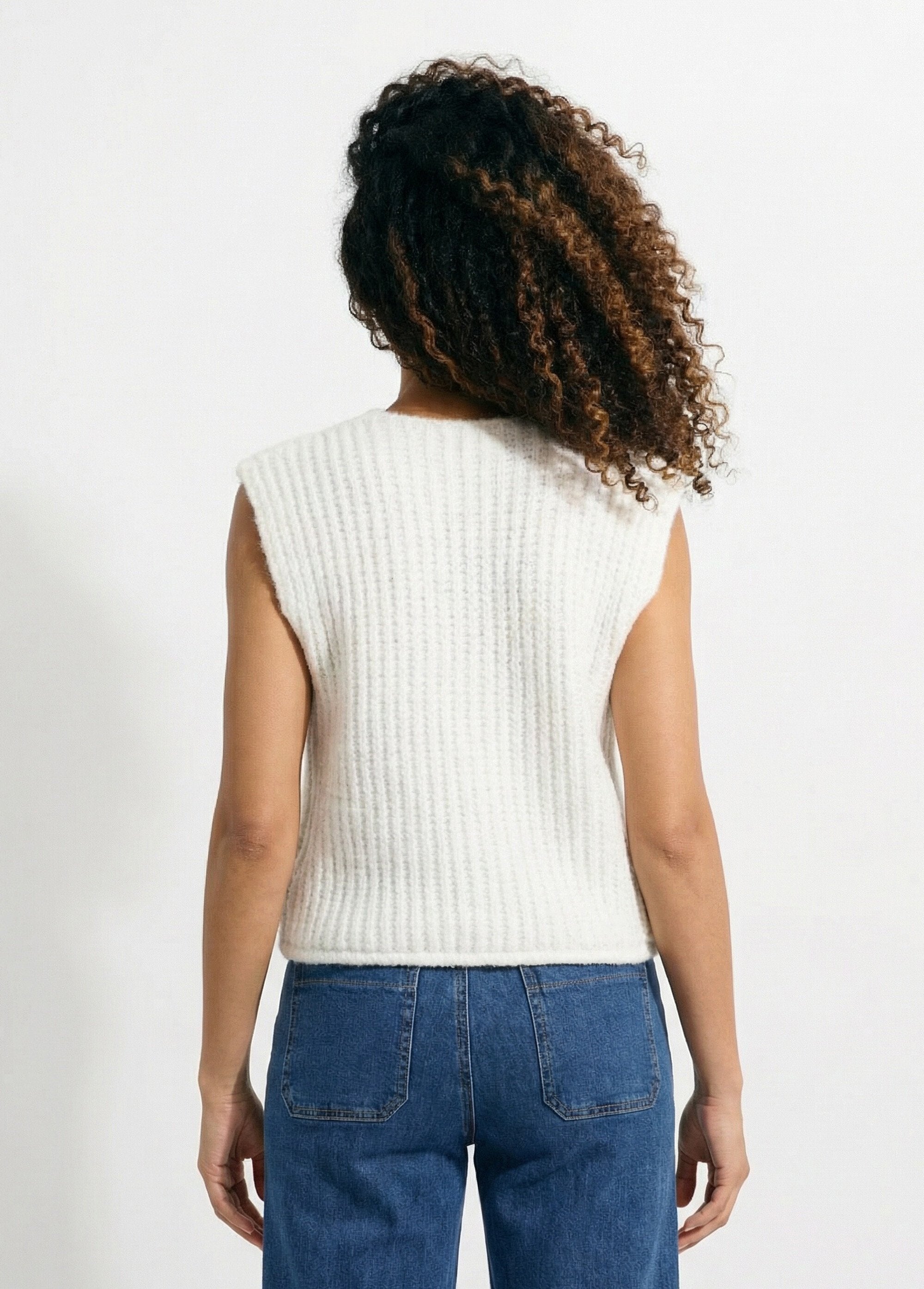 Mouwloos_vest_met_juwelenknopen_Blanc_DO1_slim