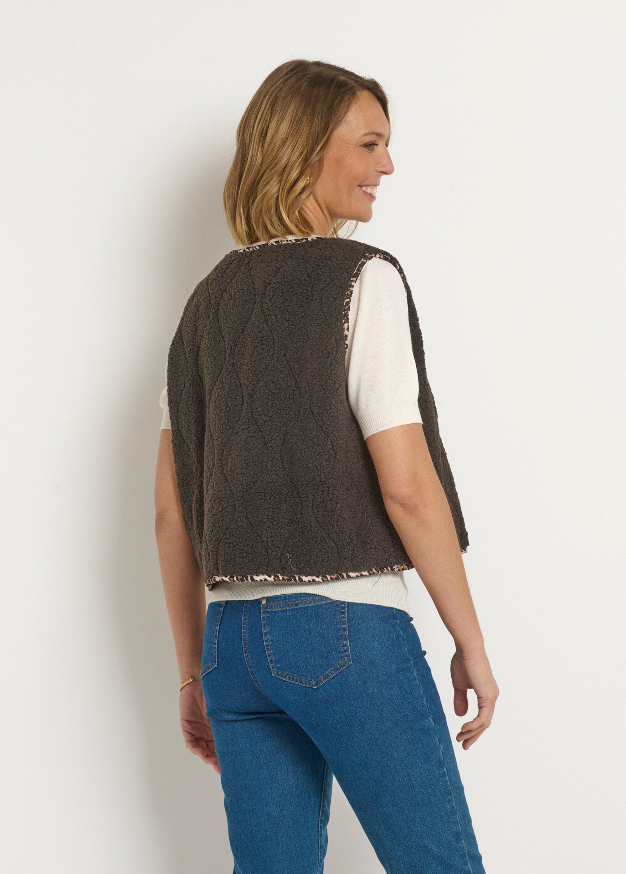 Mouwloos_vest_met_knopen_in_fleece_Marron_DO1_slim