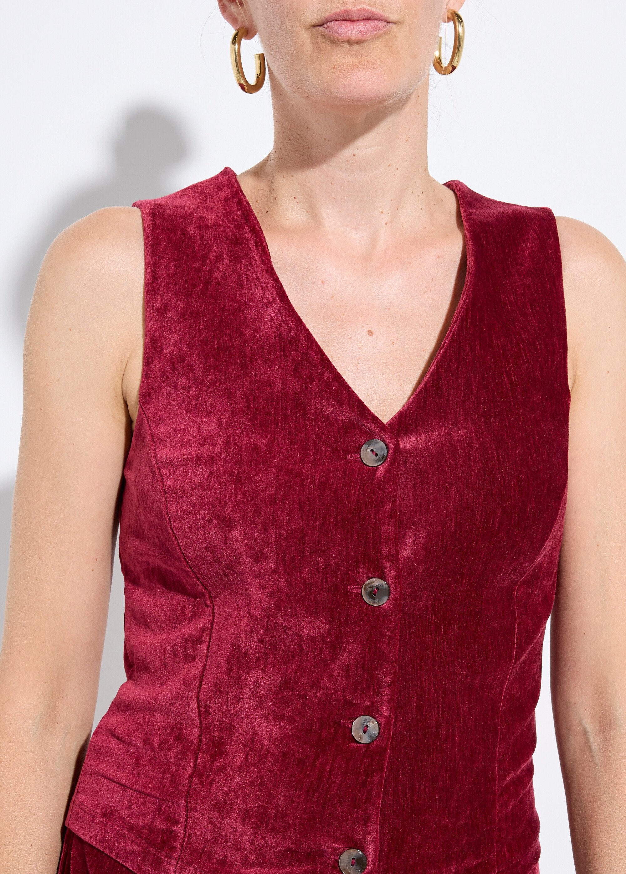 Mouwloos_vest_met_fluwelen_knopen_Bordeaux_DE1_slim