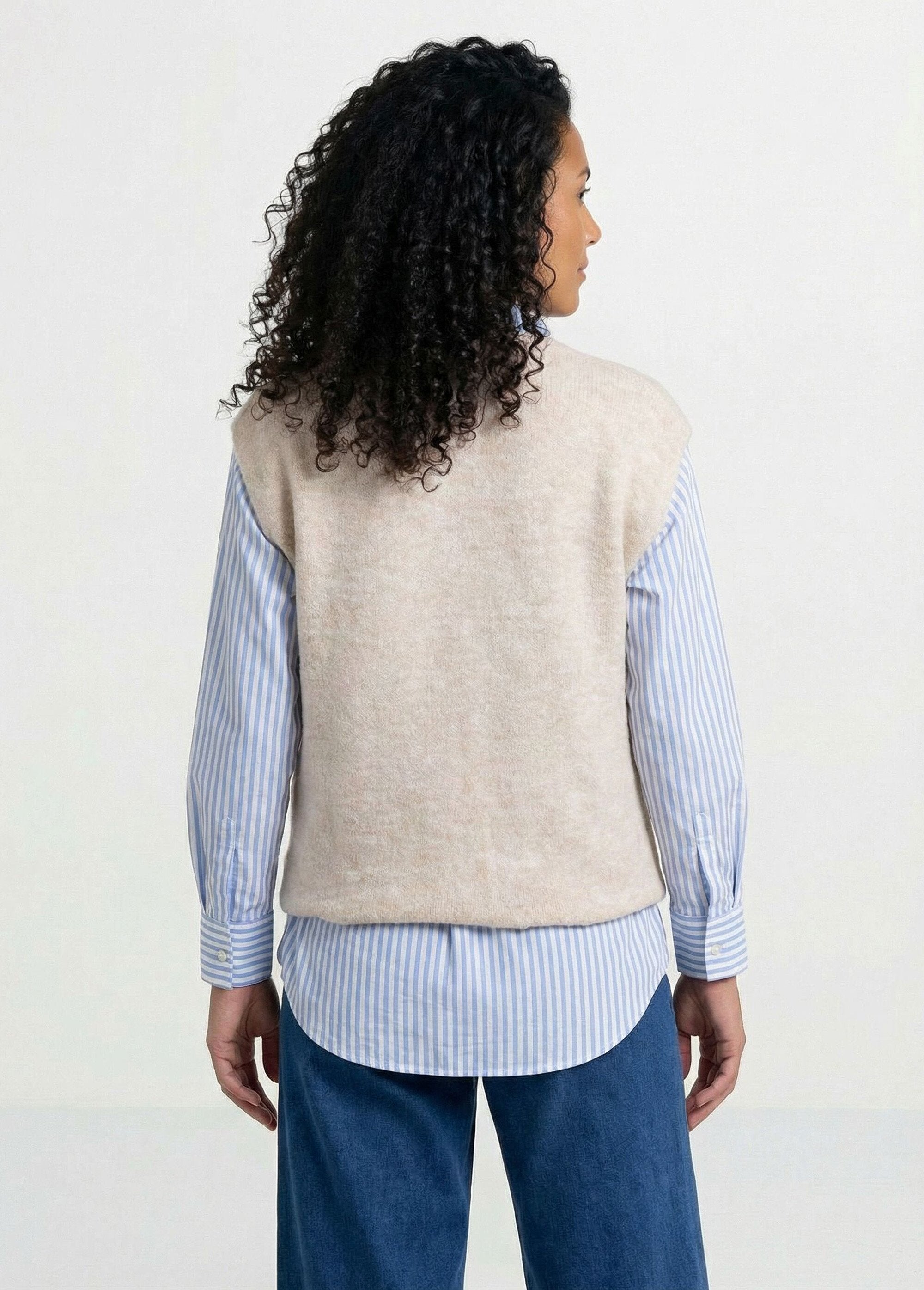 Mouwloos_vest,_gouden_knopen,_bouclette_breisel_Beige_DO1_slim