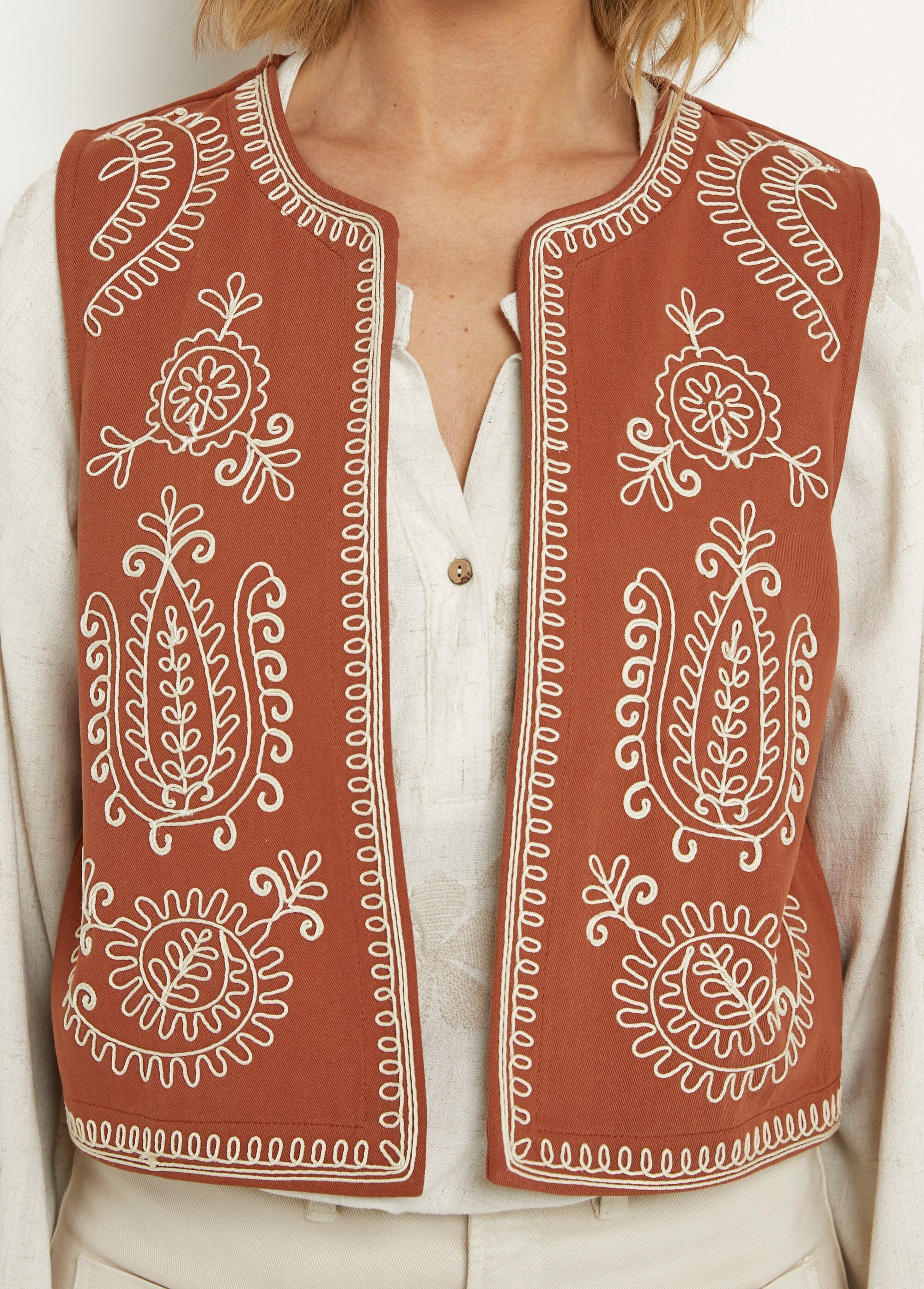 Geborduurd_mouwloos_vest_in_Scandinavische_stijl_Paprika_DE2_slim