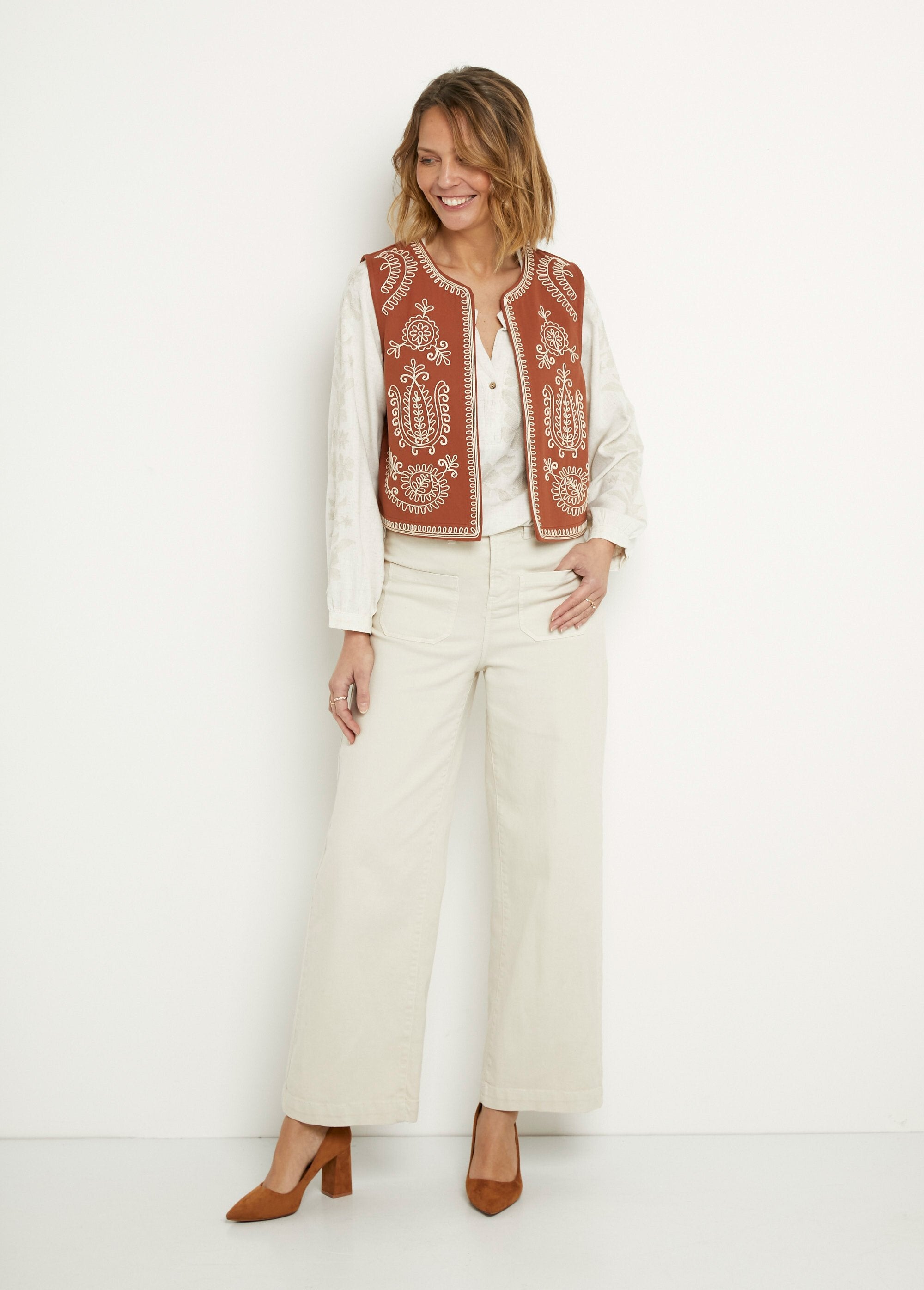 Geborduurd_mouwloos_vest_in_Scandinavische_stijl_Paprika_SF1_slim