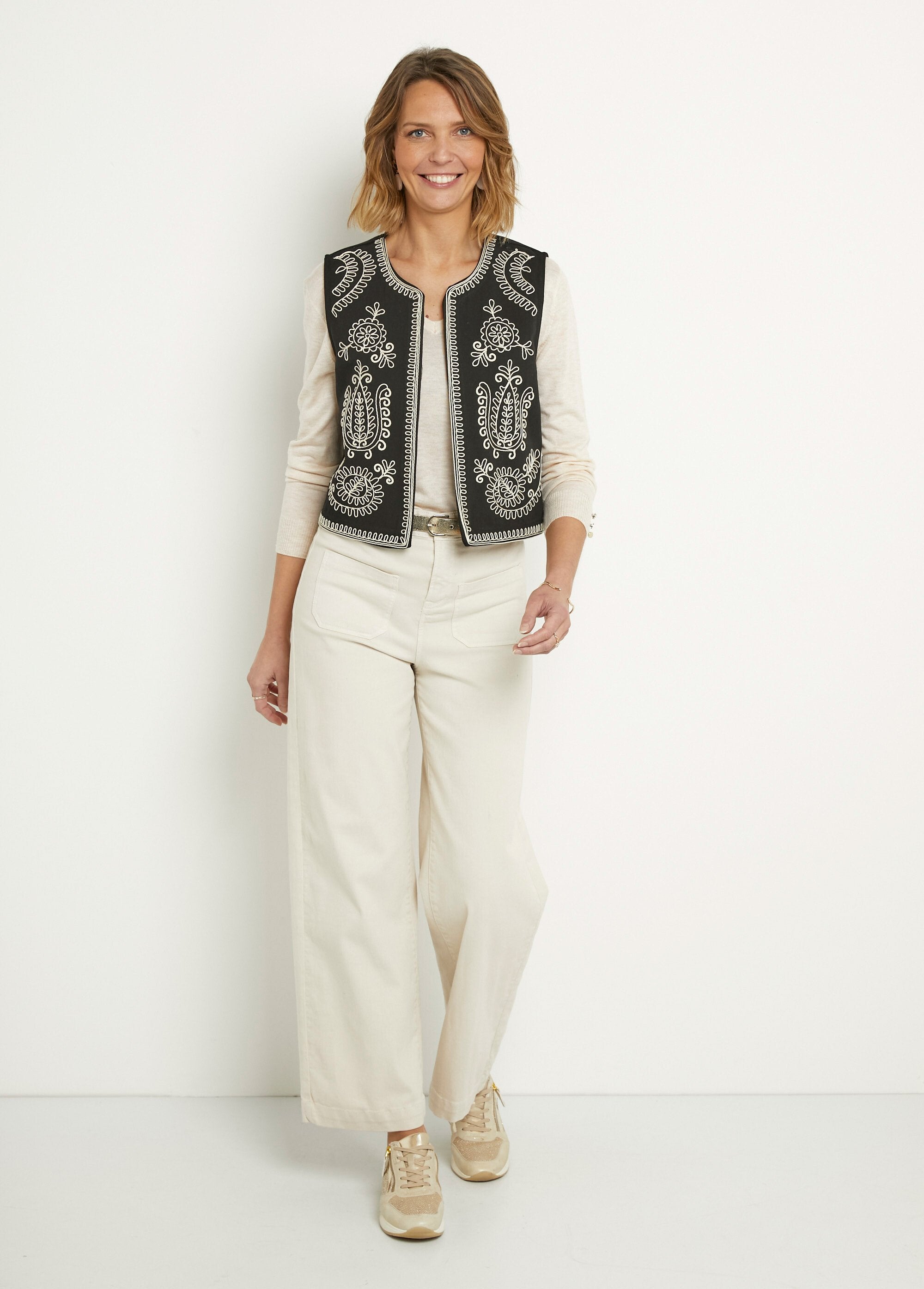 Geborduurd_mouwloos_vest_in_Scandinavische_stijl_Noir_SF1_slim