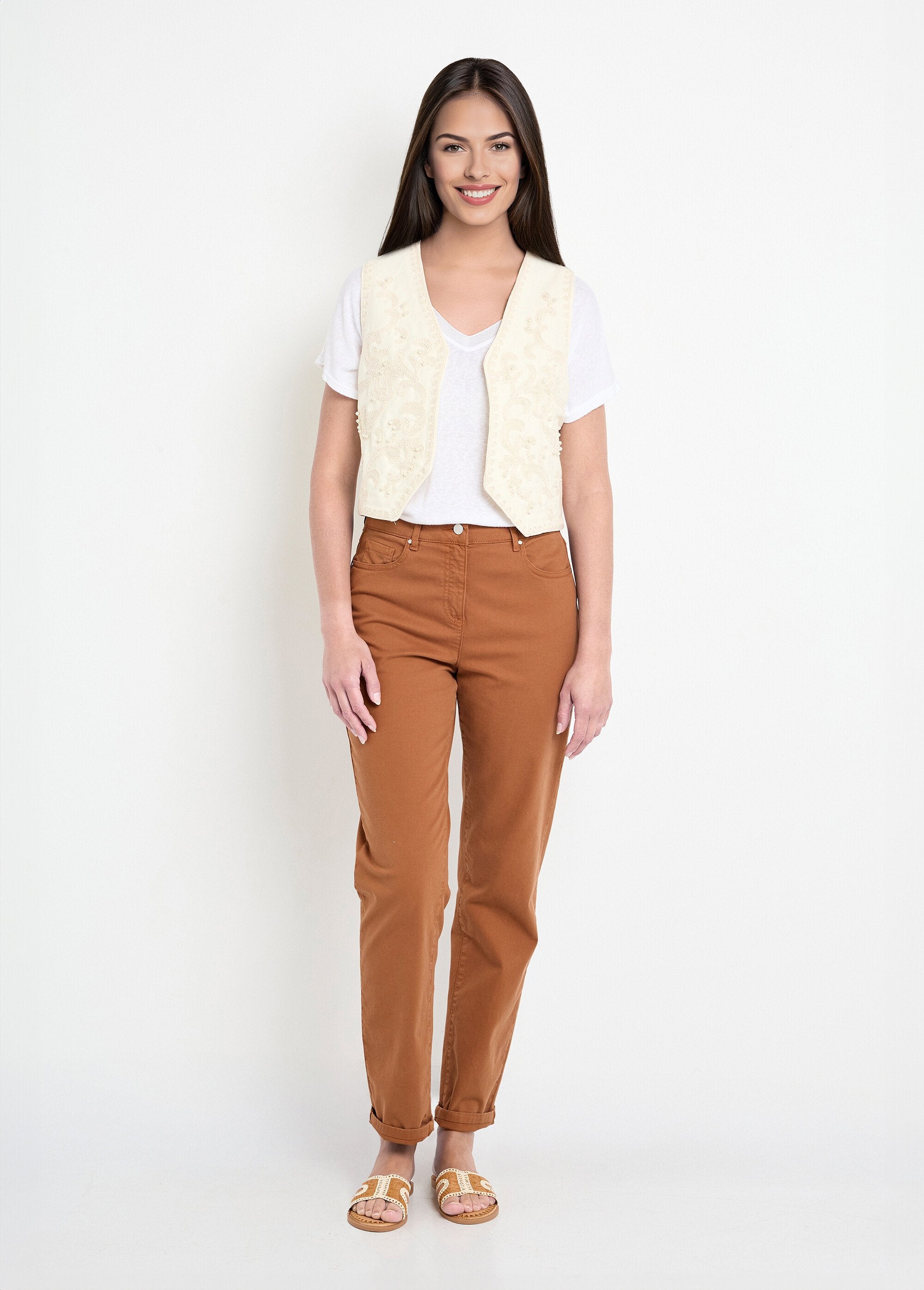 Mouwloos_vest_met_borduursel_en_parels_Ecru_SF1_slim