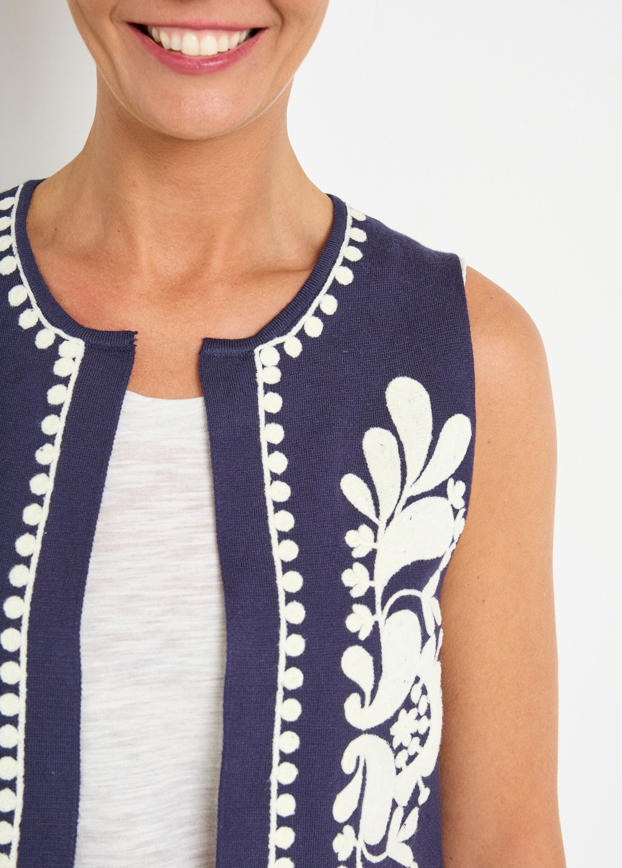 Mouwloos_gebreid_vest_met_borduursel_Marine_DE1_slim