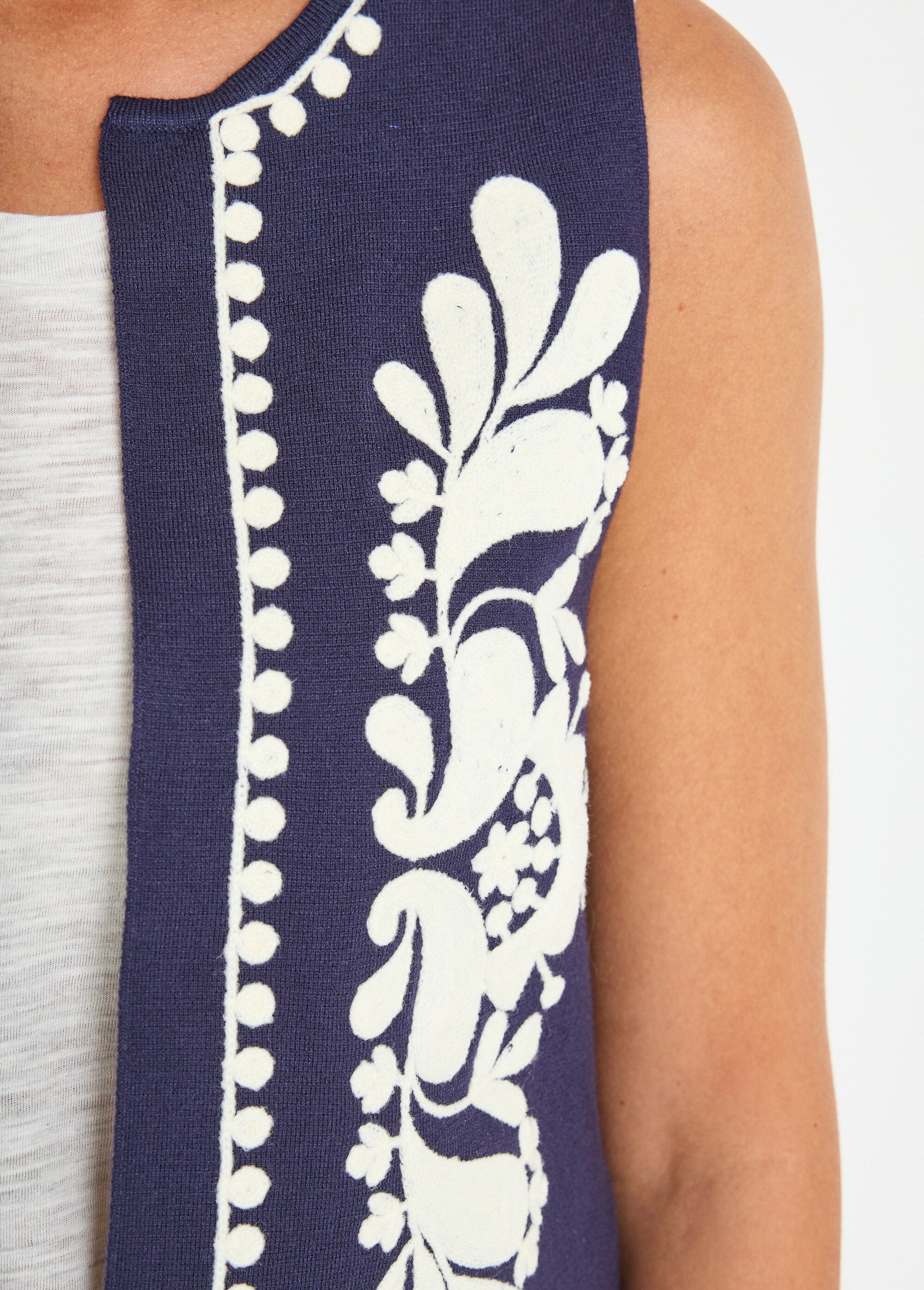 Mouwloos_gebreid_vest_met_borduursel_Marine_DE2_slim