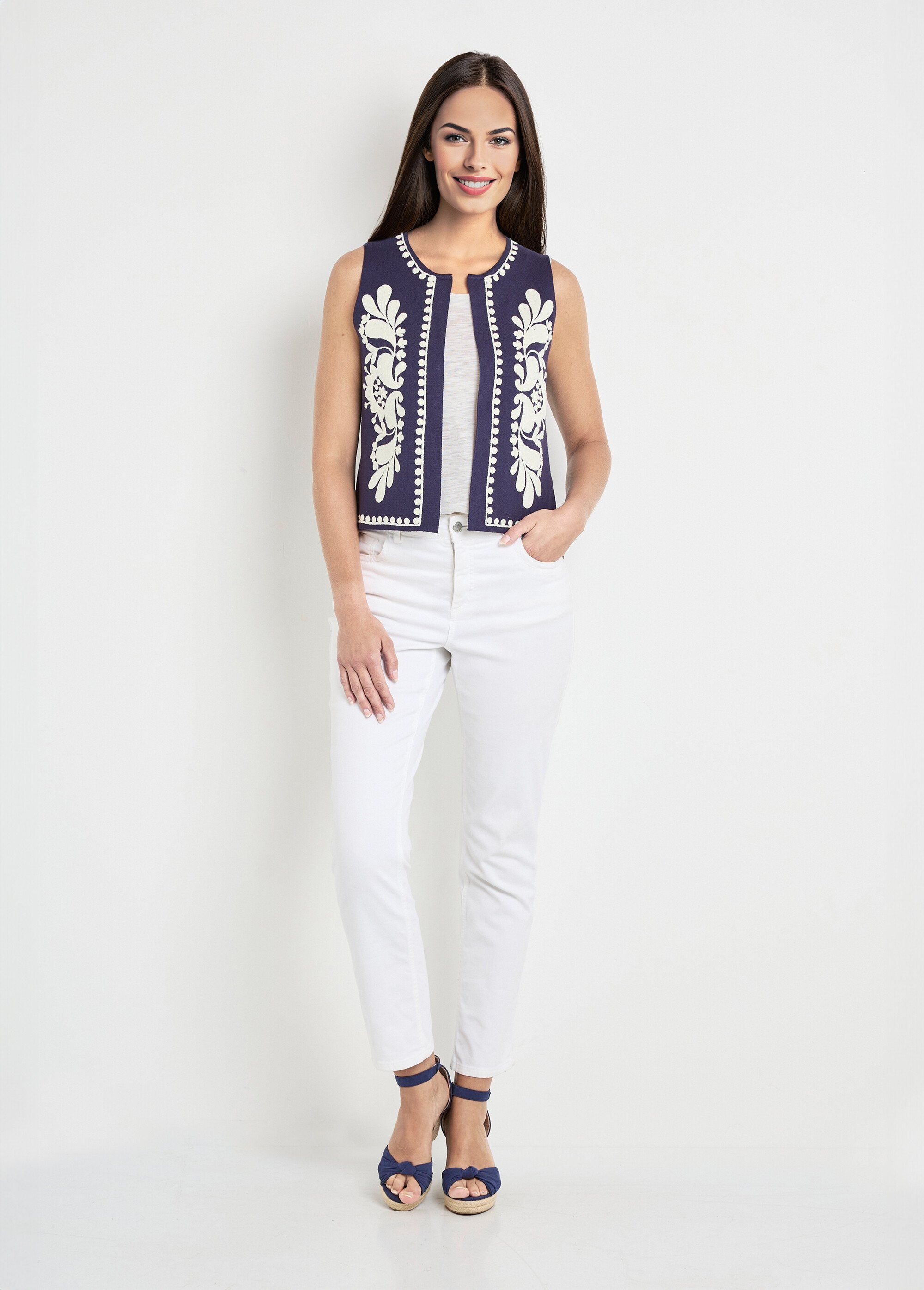 Mouwloos_gebreid_vest_met_borduursel_Marine_SF1_slim