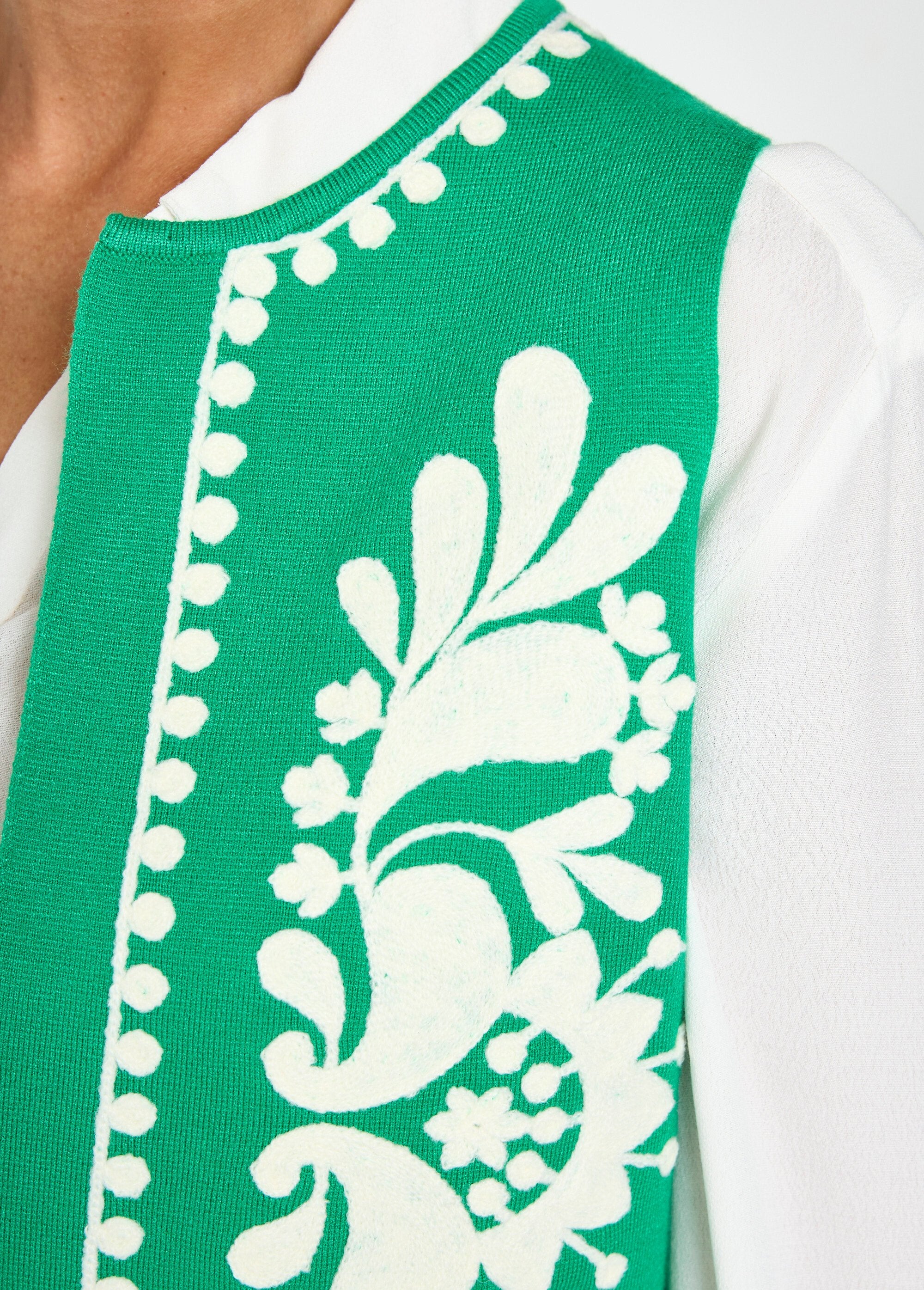 Mouwloos_gebreid_vest_met_borduursel_Vert_DE2_slim