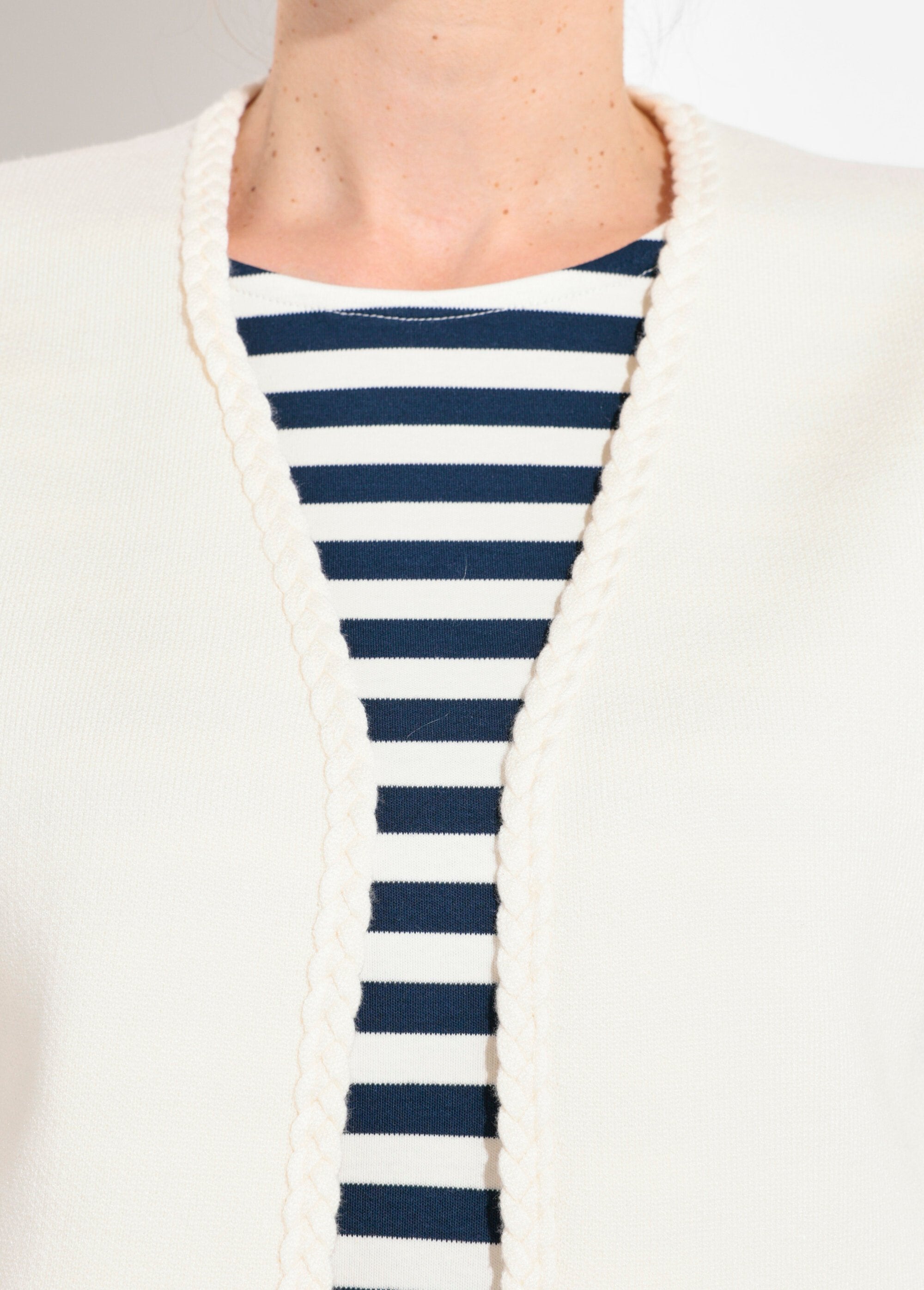 Dik_mouwloos_vest_met_gevlochten_details_Beige_DE1_slim