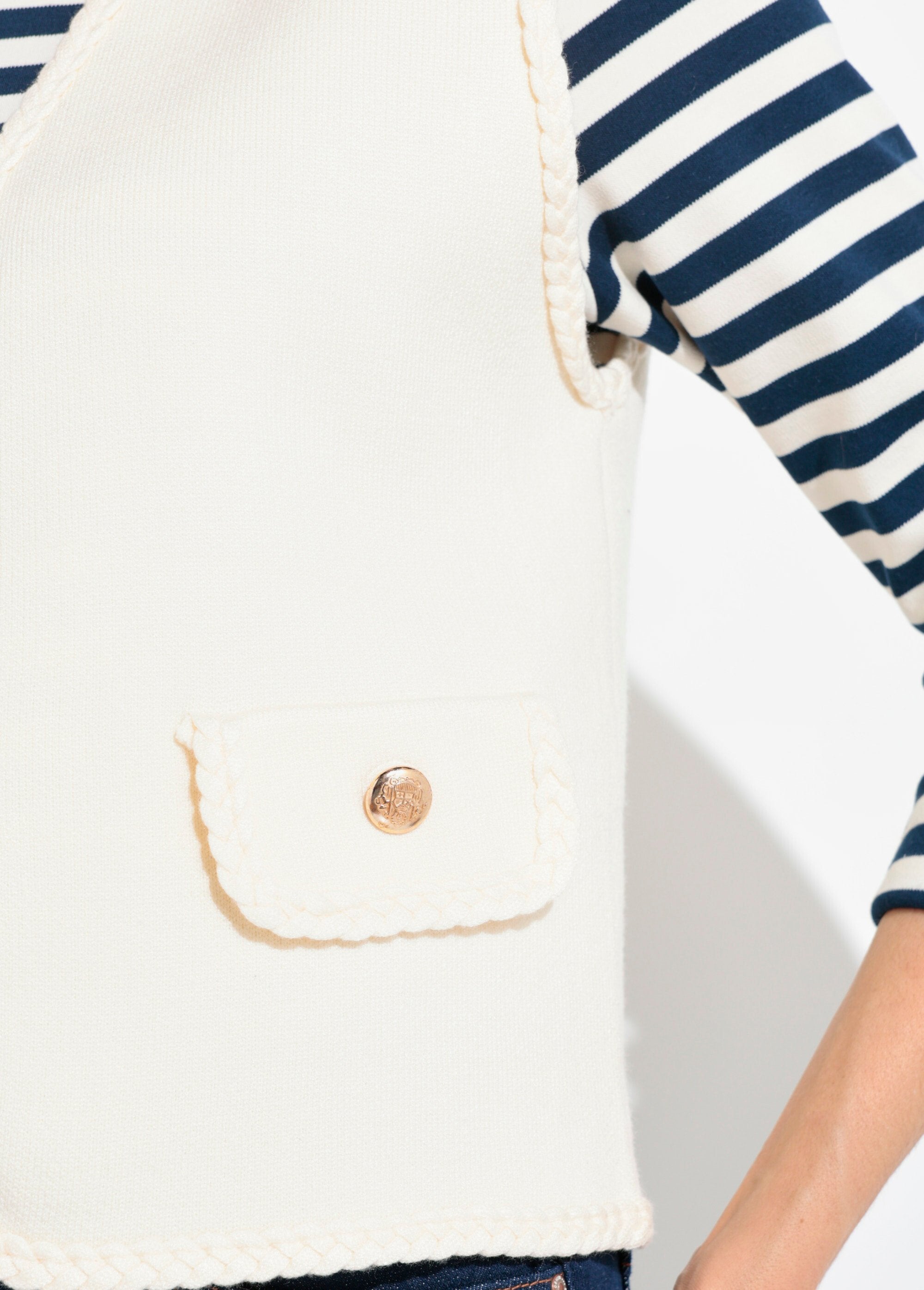 Dik_mouwloos_vest_met_gevlochten_details_Beige_DE2_slim