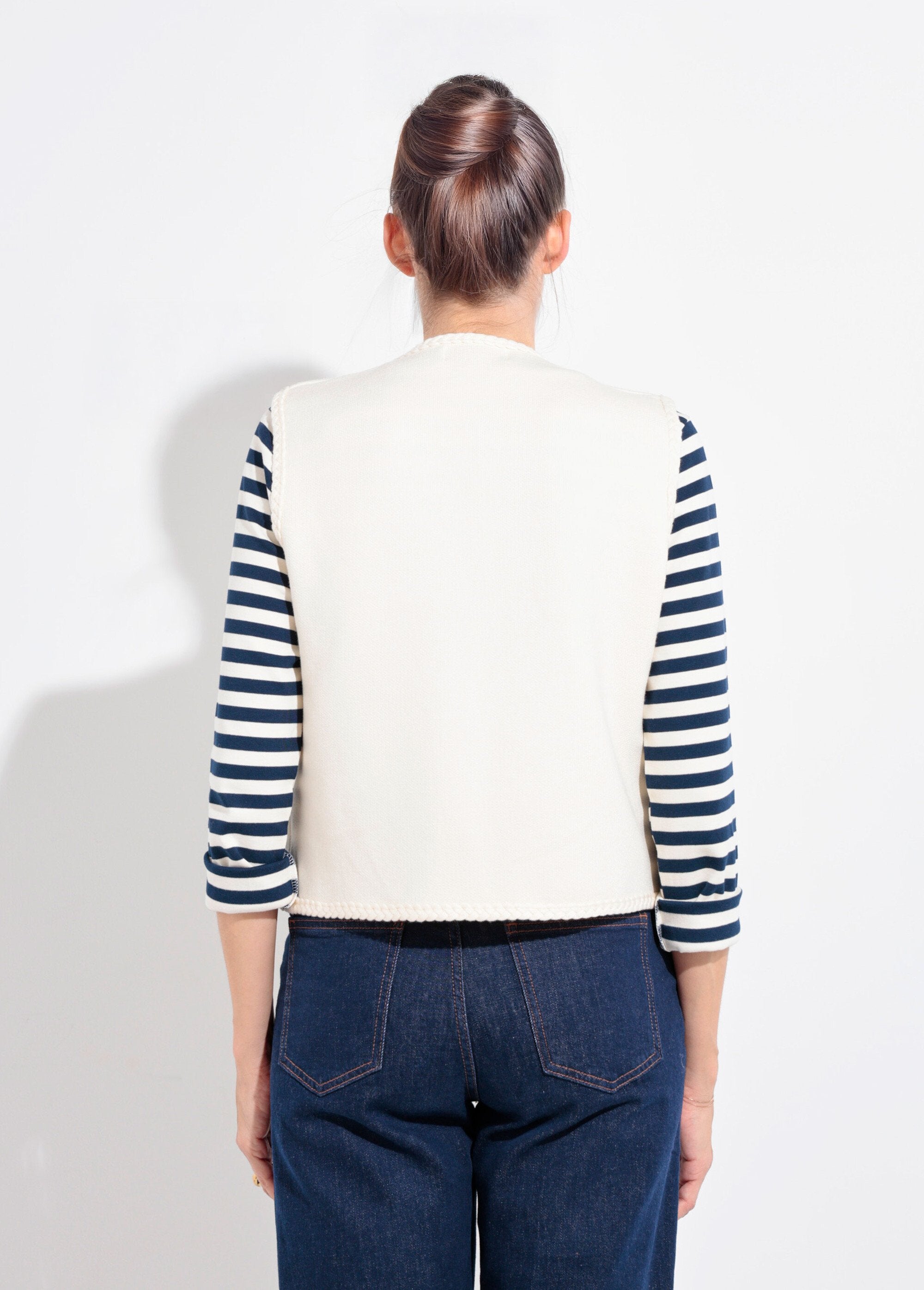 Dik_mouwloos_vest_met_gevlochten_details_Beige_DO1_slim
