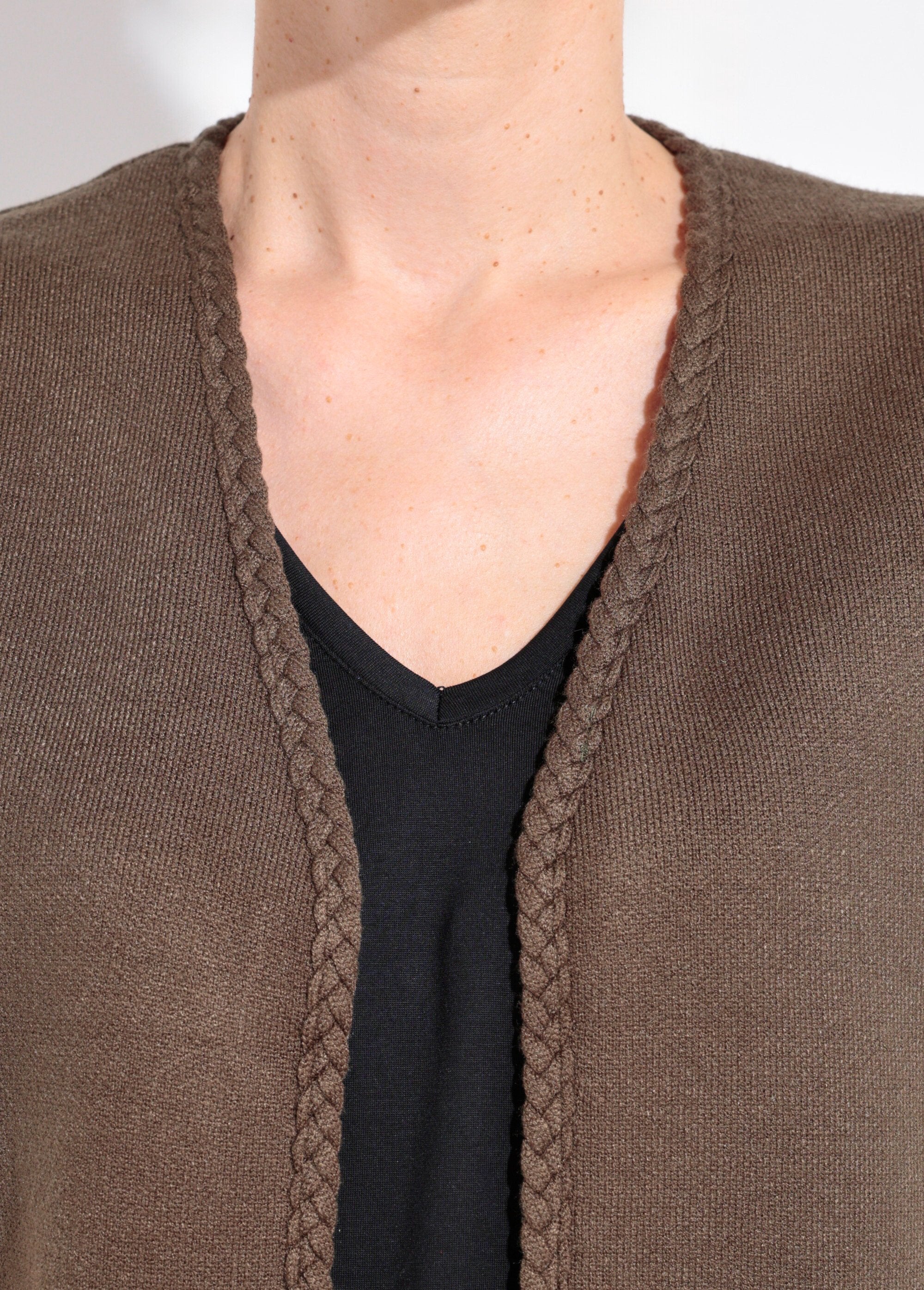 Dik_mouwloos_vest_met_gevlochten_details_Kaki_DE1_slim