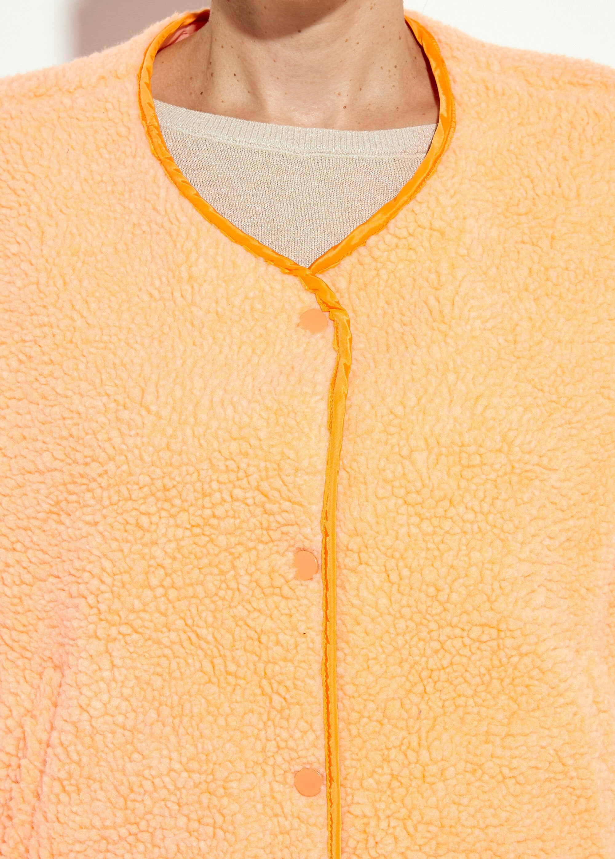 Mouwloos_vest_in_fluorescerend_imitatiebont_Orange_fluo_DE1_slim