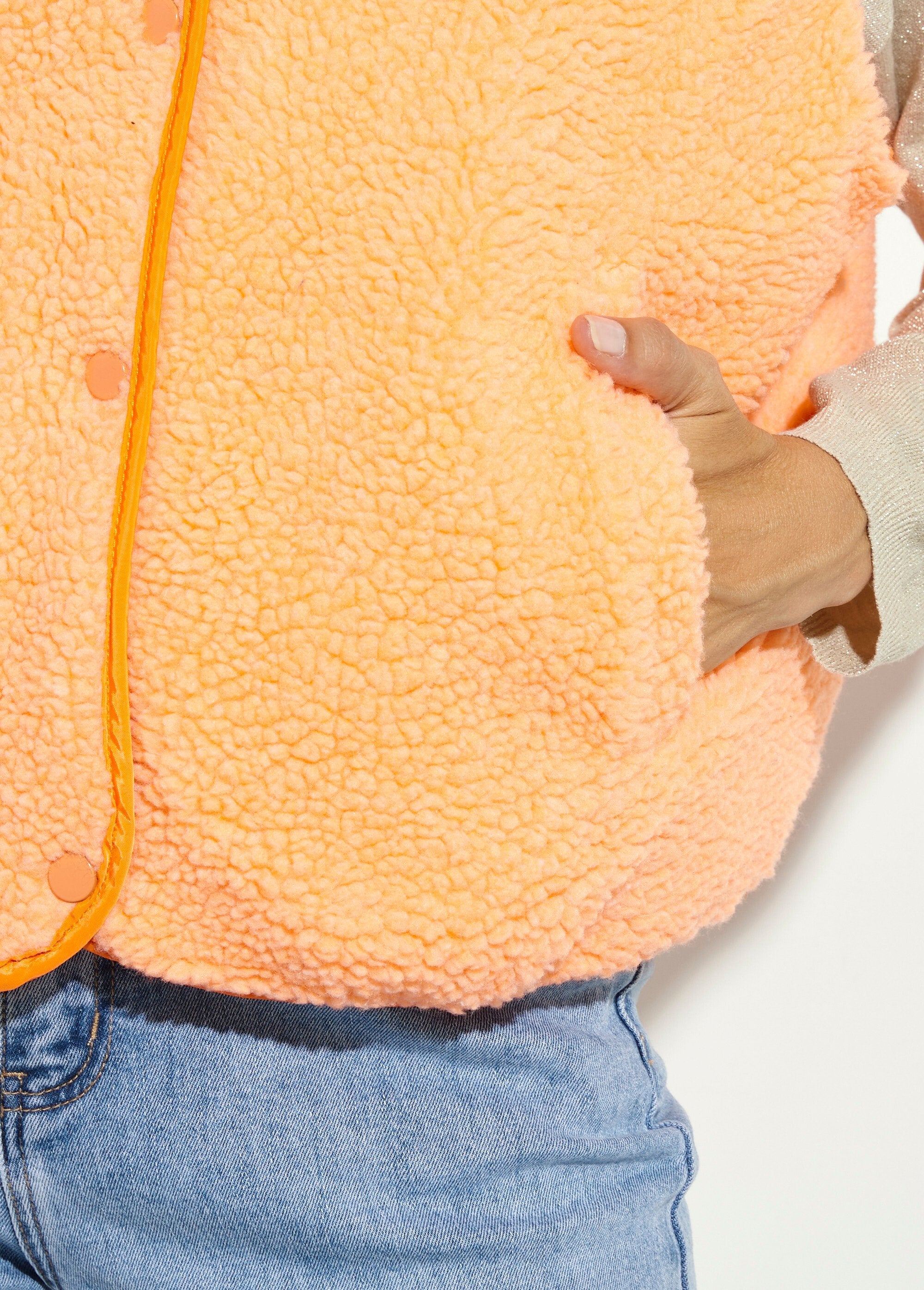 Mouwloos_vest_in_fluorescerend_imitatiebont_Orange_fluo_DE2_slim